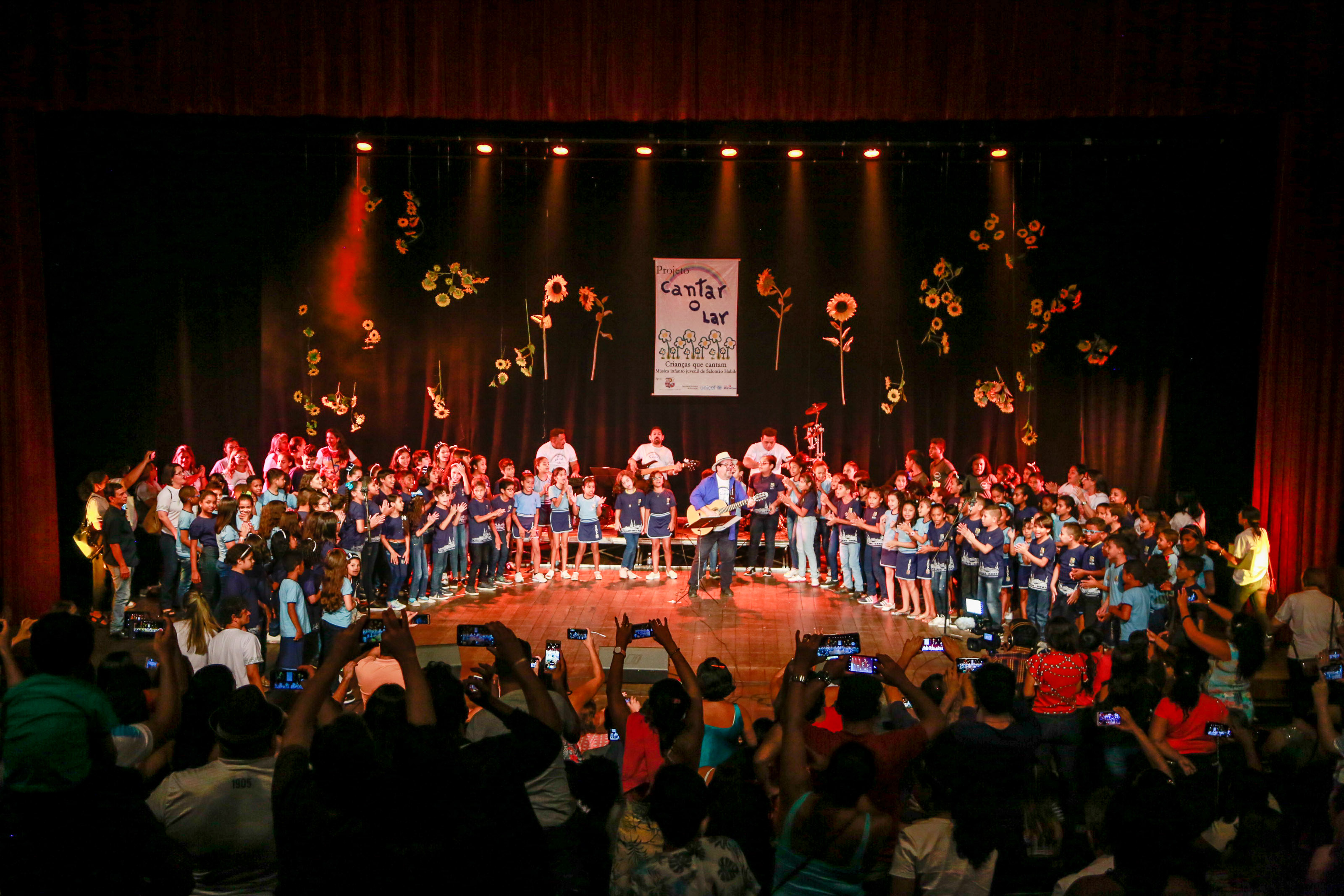 Alunos da rede municipal lançam o terceiro CD e DVD do projeto “Cantar-o-Lar”