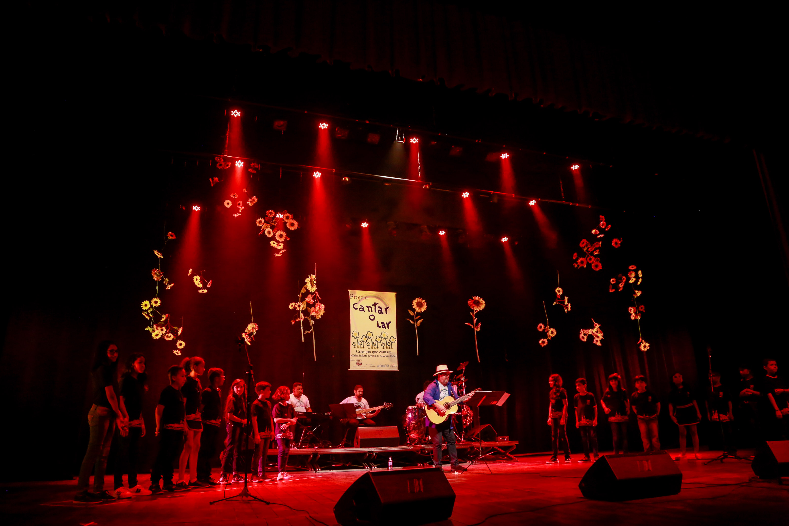 Alunos da rede municipal lançam o terceiro CD e DVD do projeto “Cantar-o-Lar”