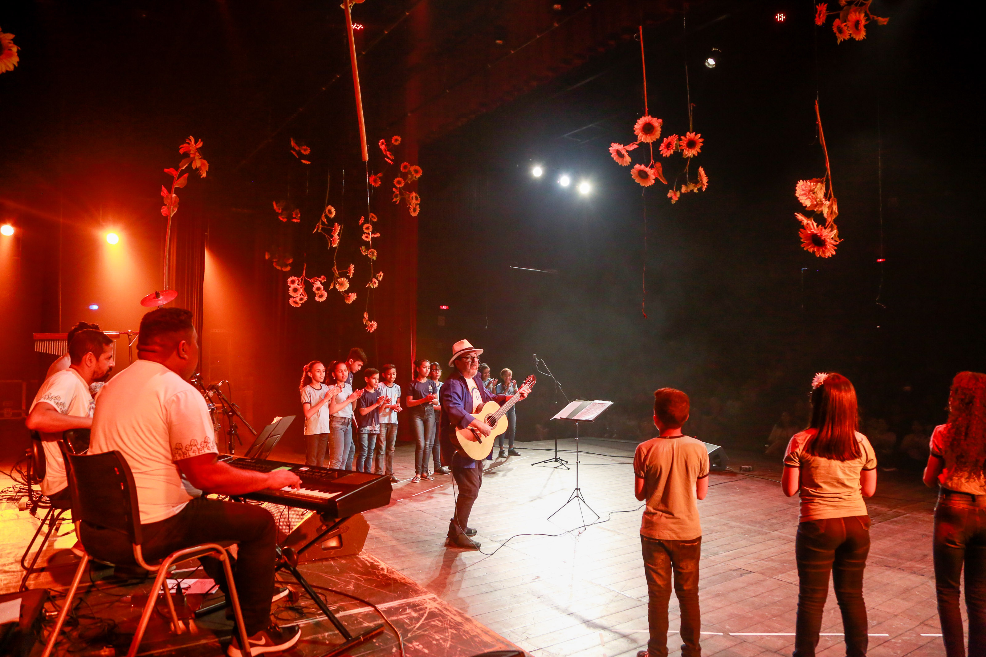 Alunos da rede municipal lançam o terceiro CD e DVD do projeto “Cantar-o-Lar”
