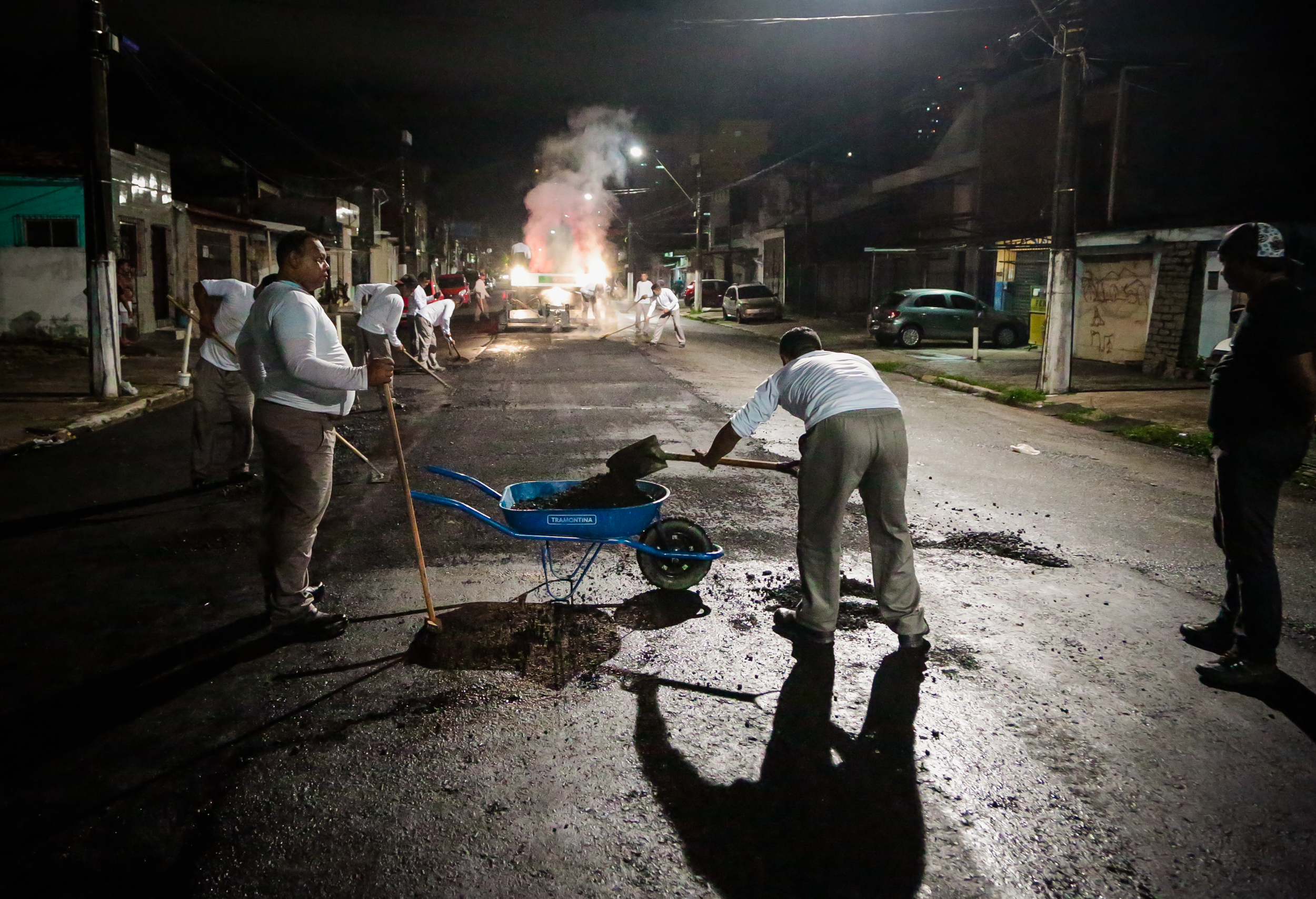 Serviços de pavimentação asfáltica são intensificados em toda cidade