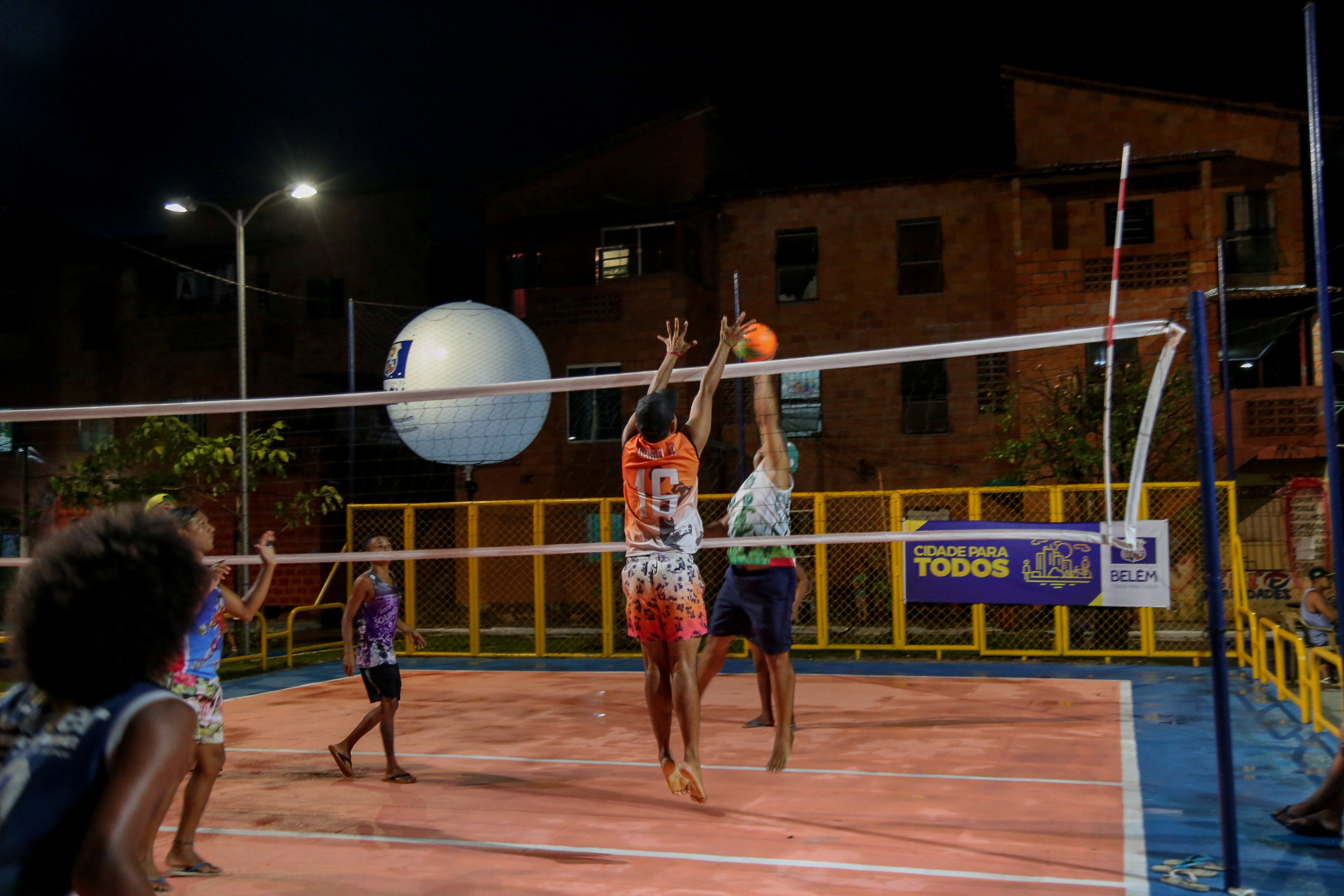 Vila da Barca ganha quadra de vôlei reformada e obras de pavimentação 