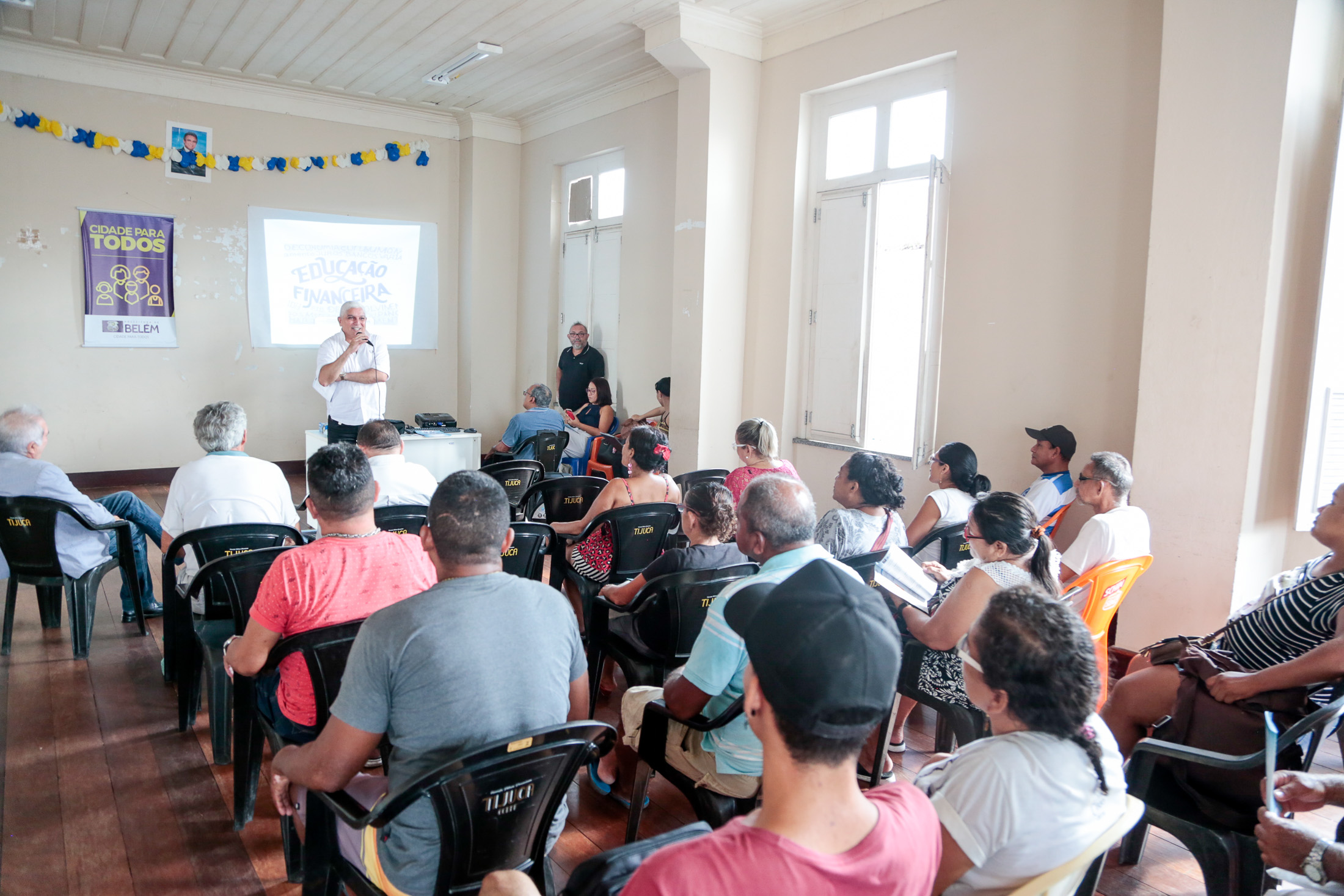 Feirantes do Ver-o-Peso participam de palestra sobre educação financeira e negócios