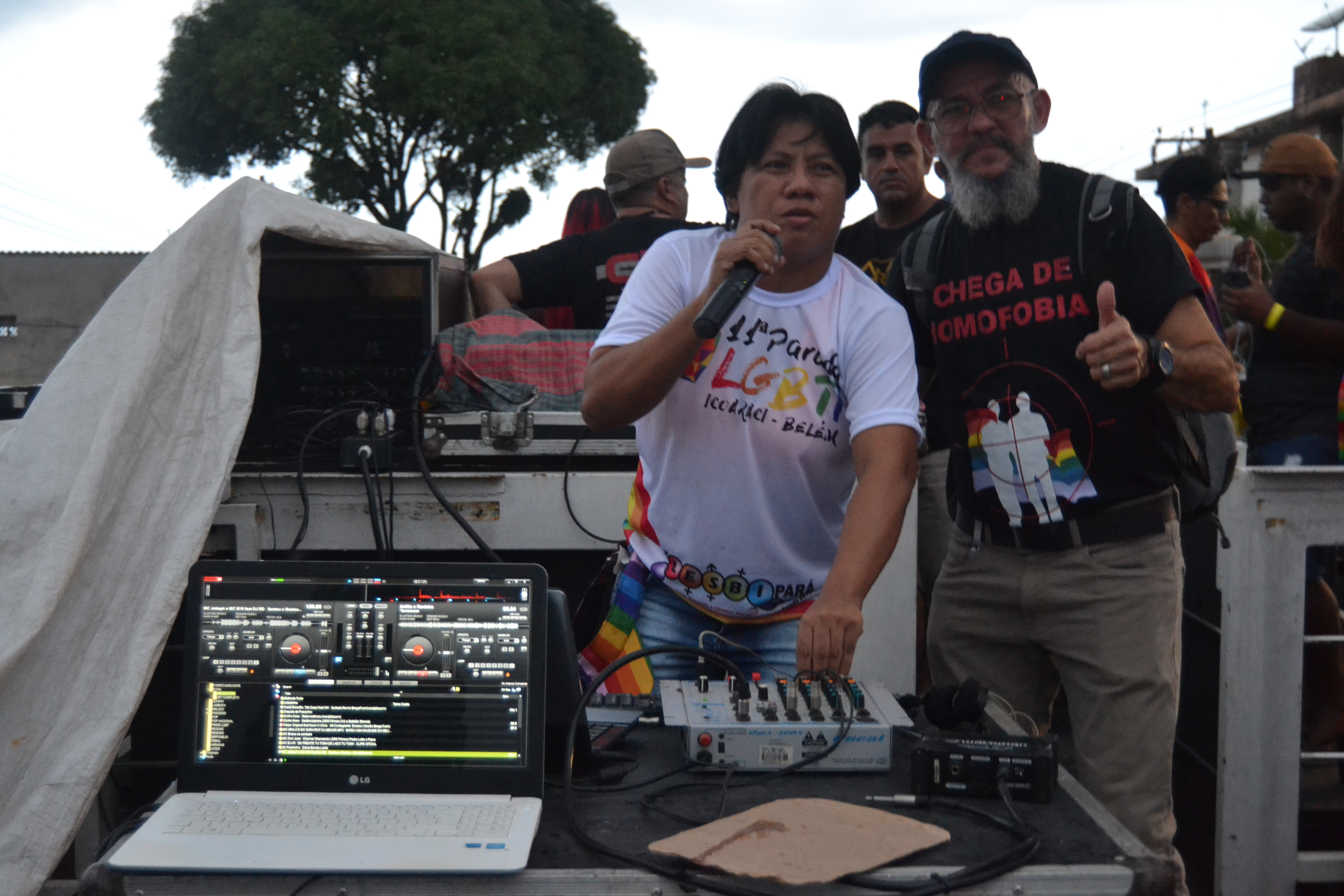 Multidão colore a orla de Icoaraci na 11ª Parada LGBTI do distrito