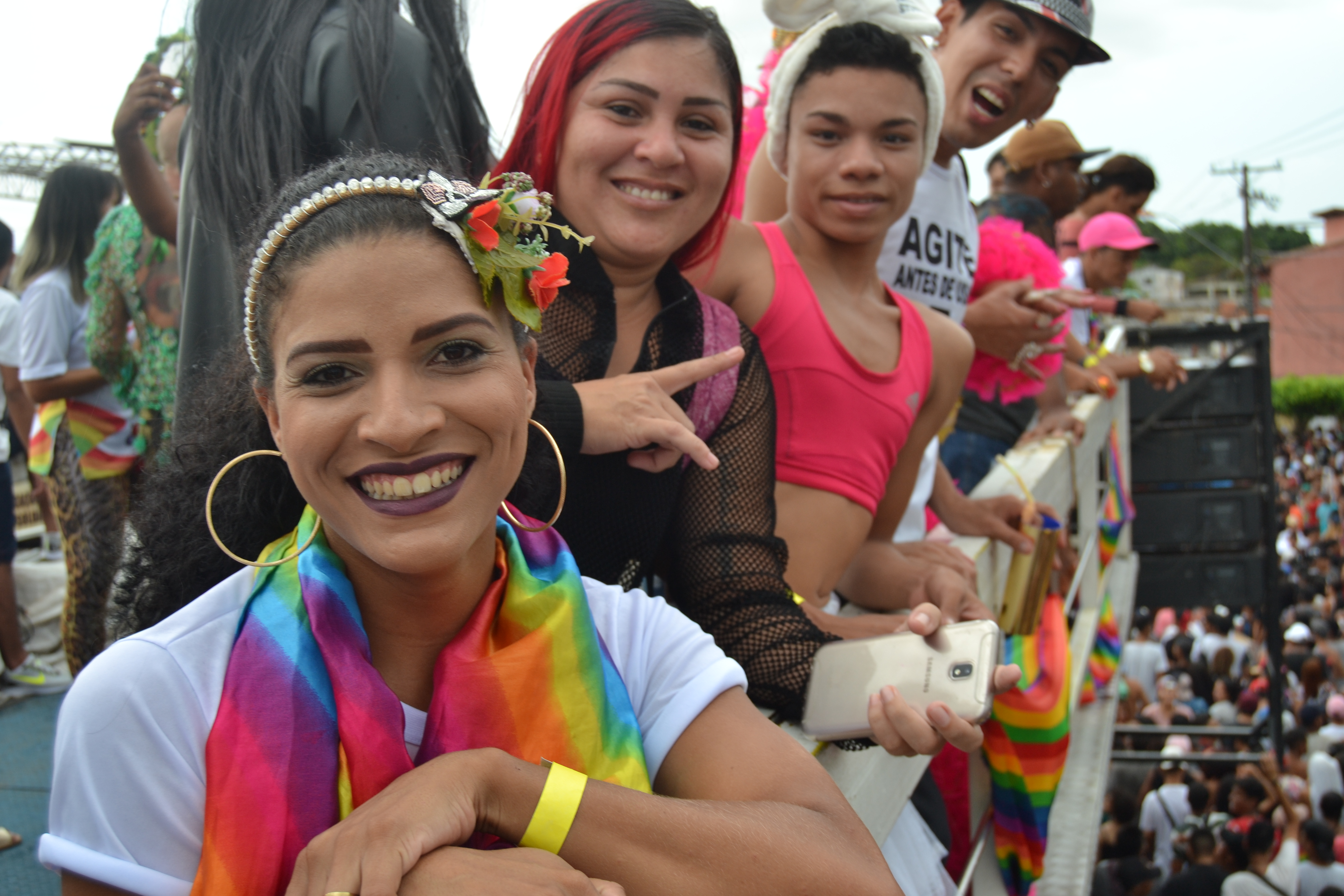Multidão colore a orla de Icoaraci na 11ª Parada LGBTI do distrito