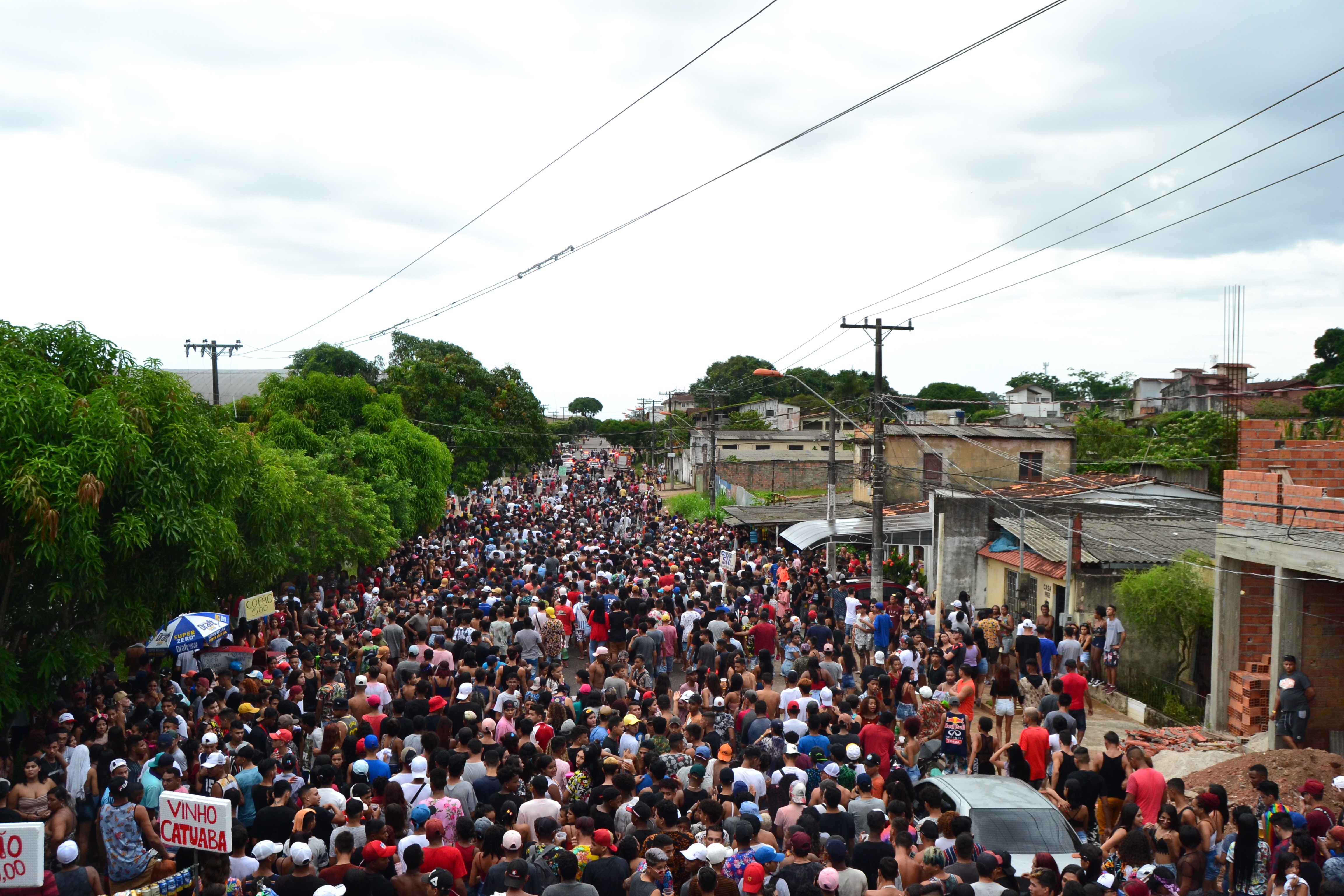 Multidão colore a orla de Icoaraci na 11ª Parada LGBTI do distrito