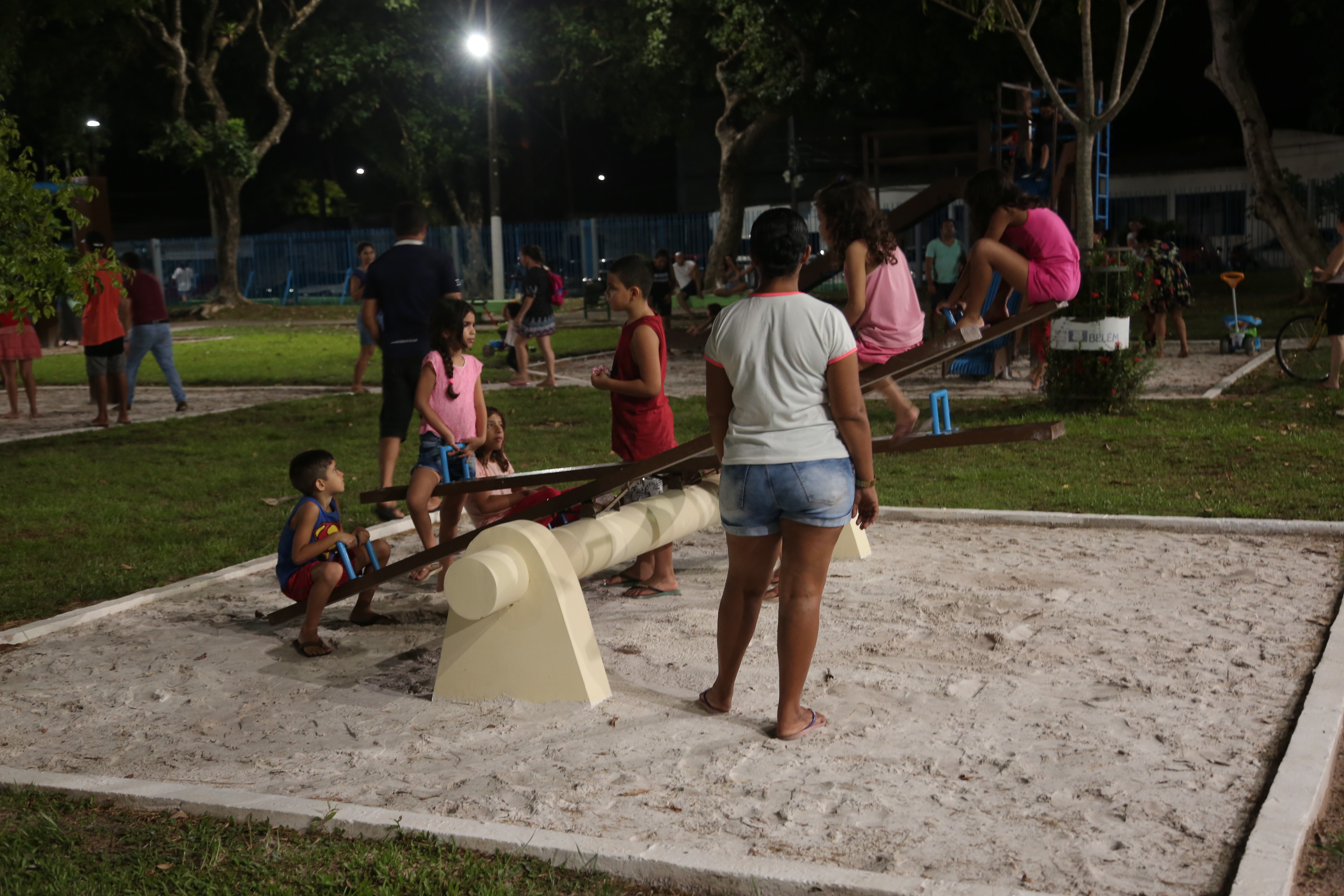 Bairro da Marambaia ganha praça totalmente reformada