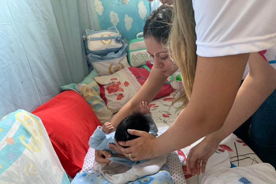 Mãe e bebê são assistidos por equipe da Estratégia Saúde da Família da Condor