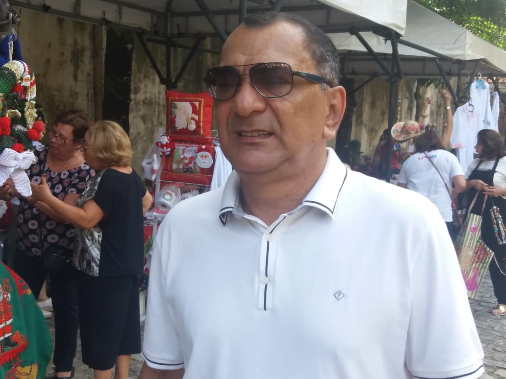 Feira de Natal é atração na Praça Milton Trindade