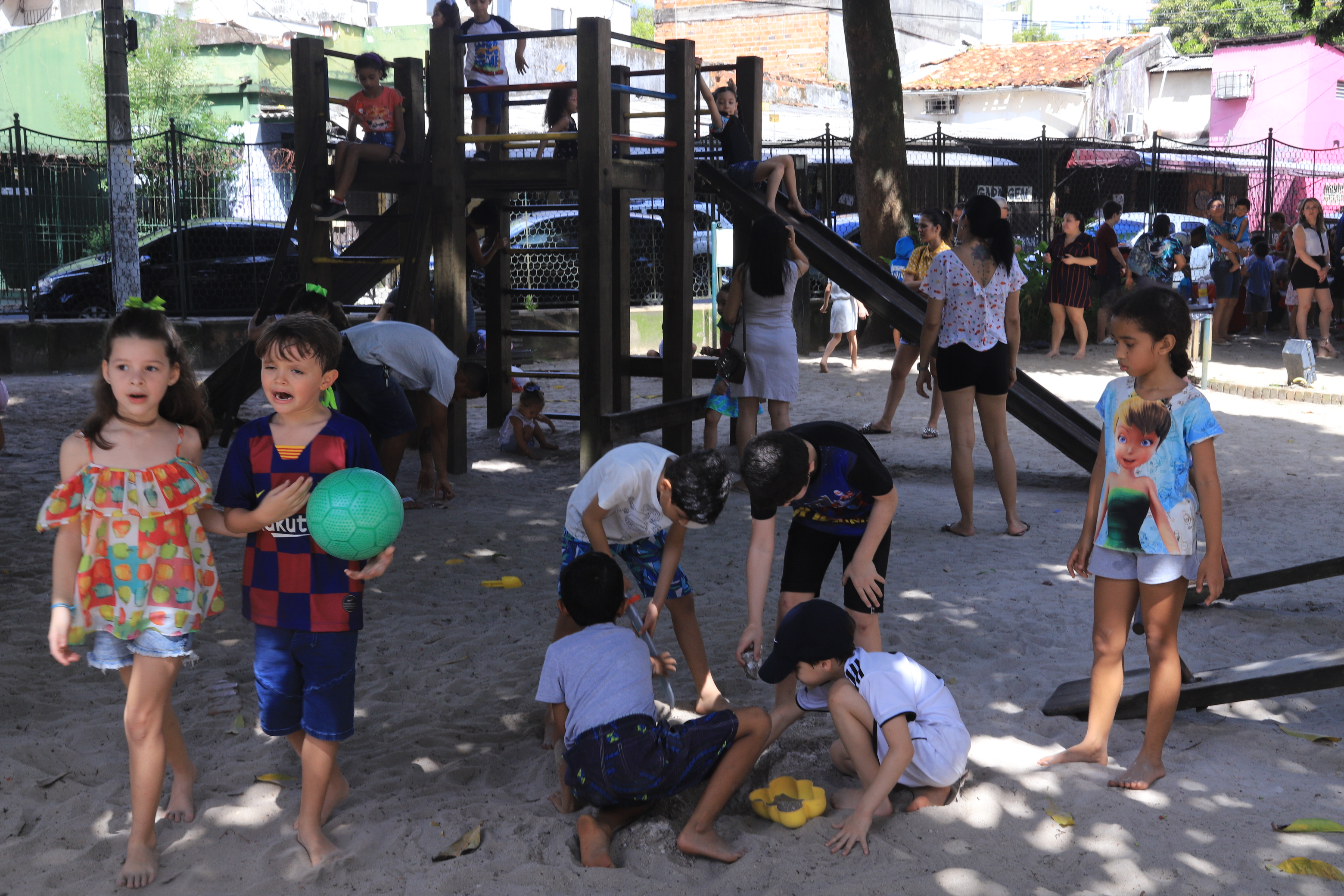 Feira de Natal é atração na Praça Milton Trindade