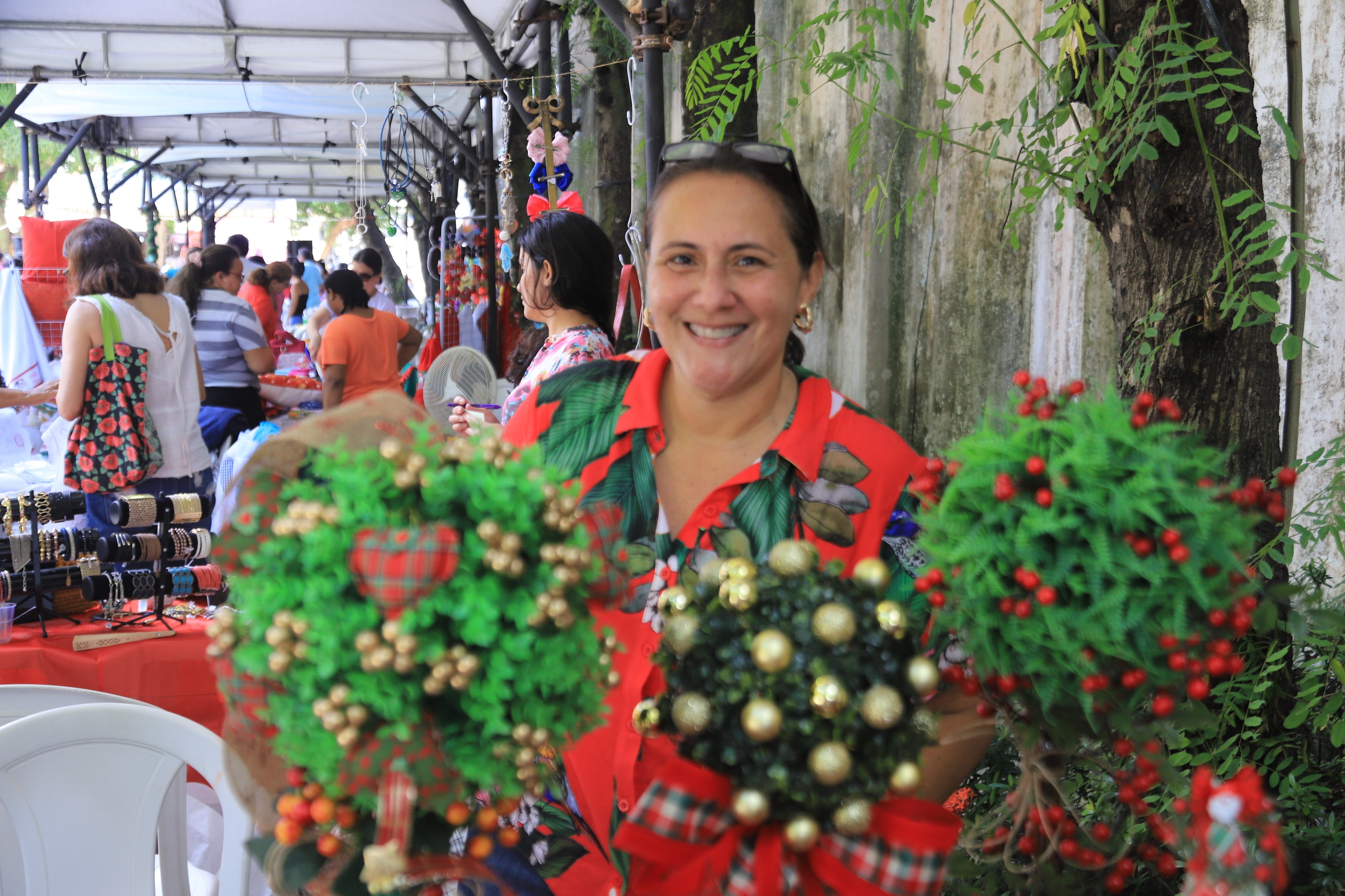 Feira de Natal é atração na Praça Milton Trindade