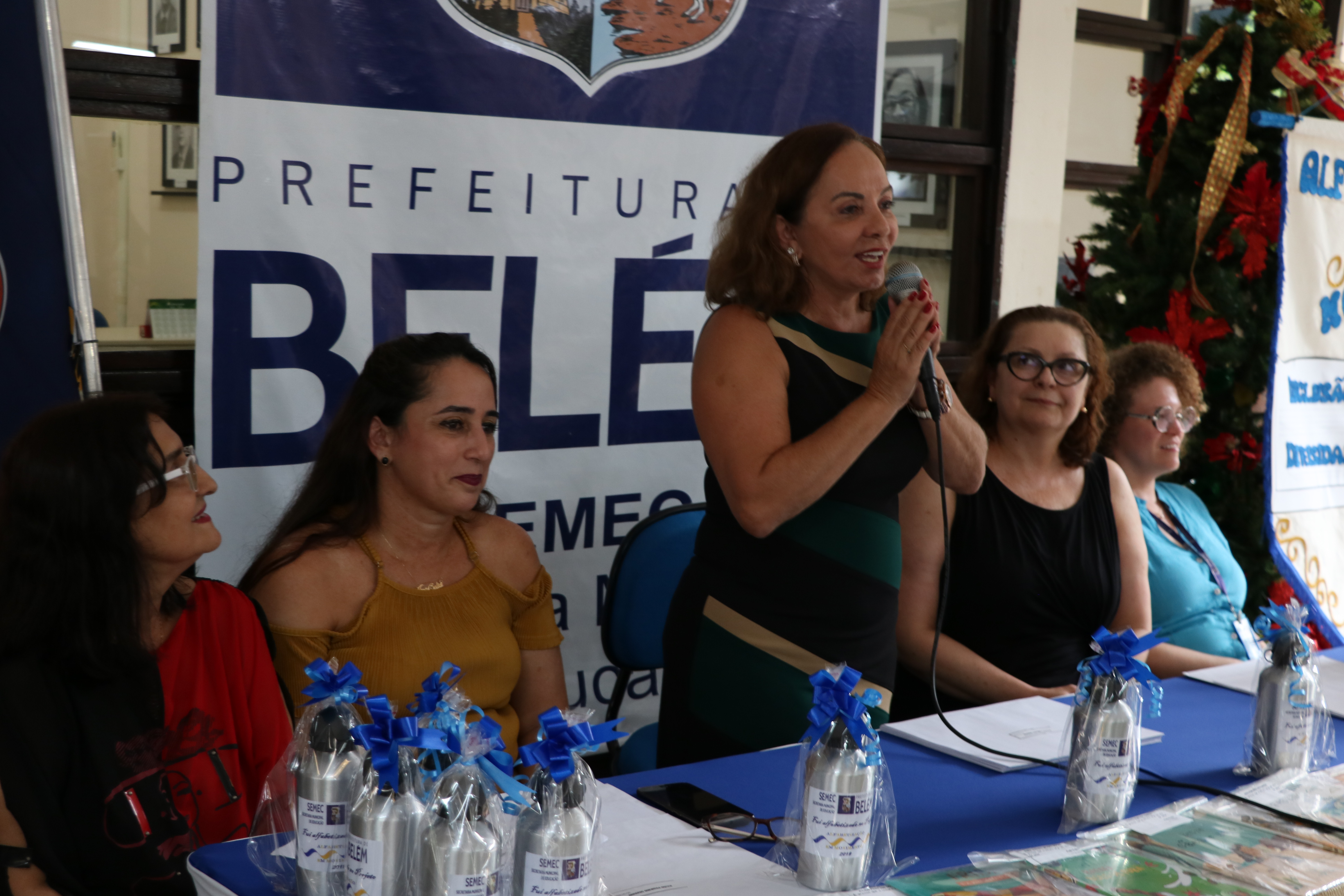Alunos do projeto Alfabetização em Movimento, da Semec, recebem certificados