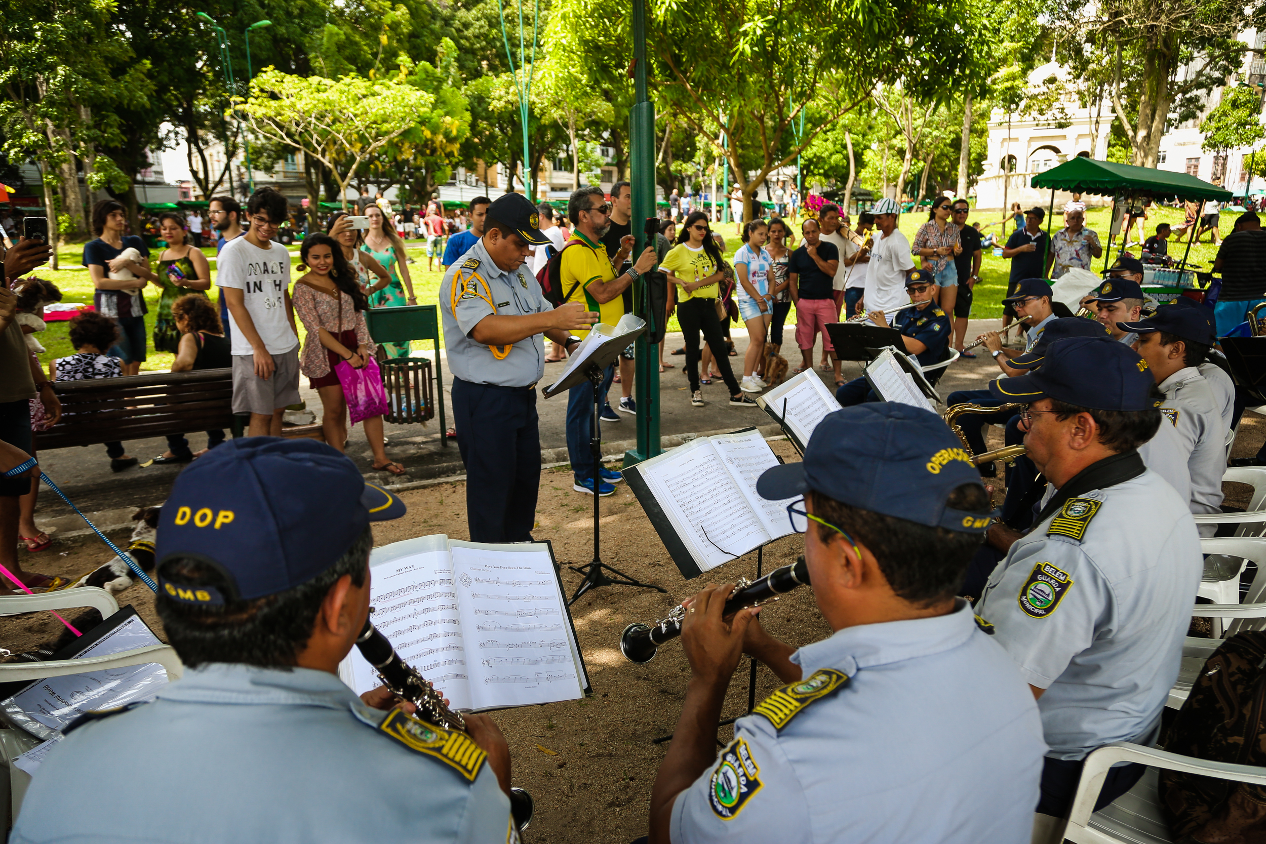 Praça da República recebeu a 57ª Feira de Adoção de Cães e Gatos neste domingo