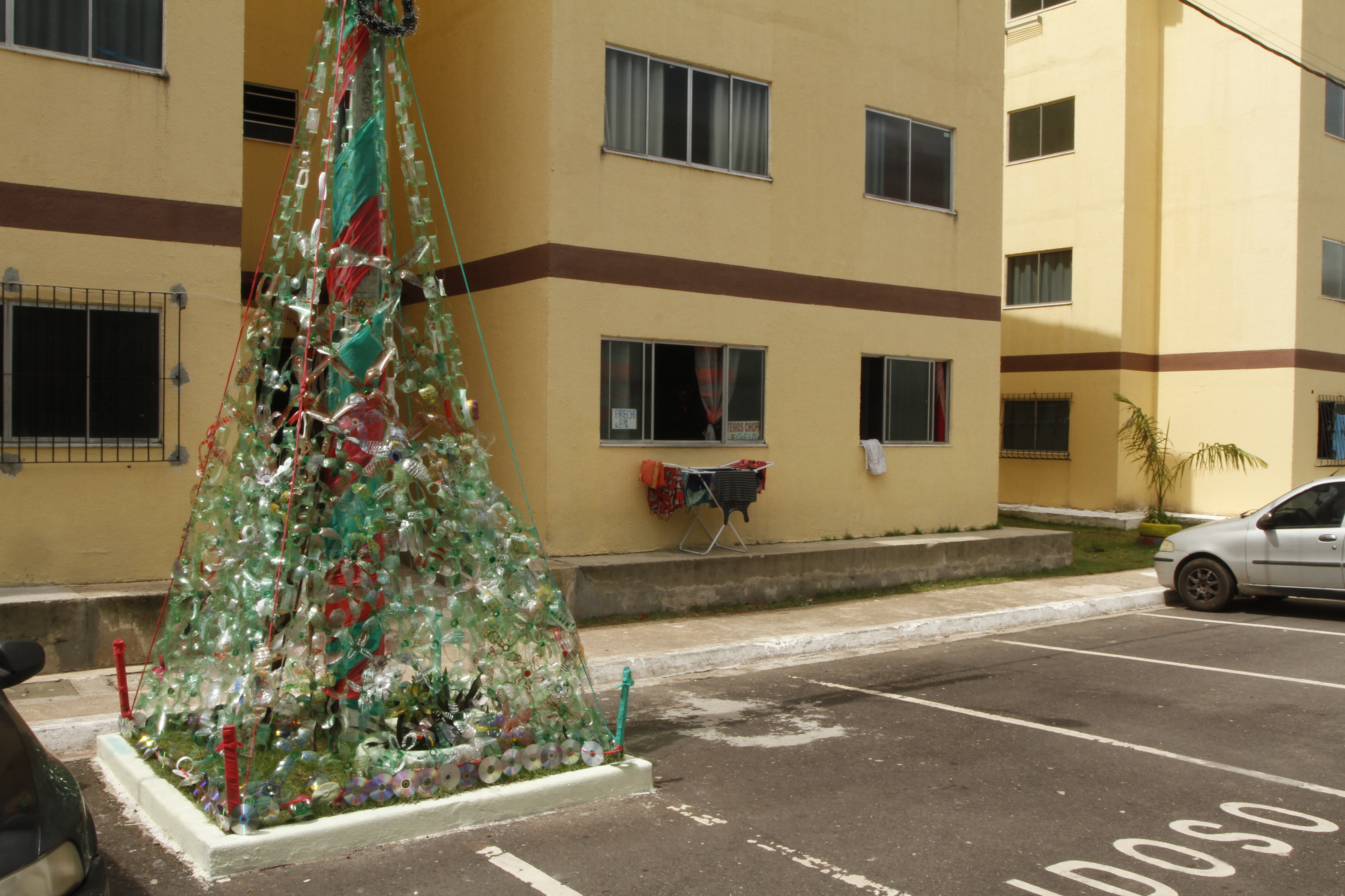 Moradores do 'Quinta dos Paricás' decoram ruas com material sustentável