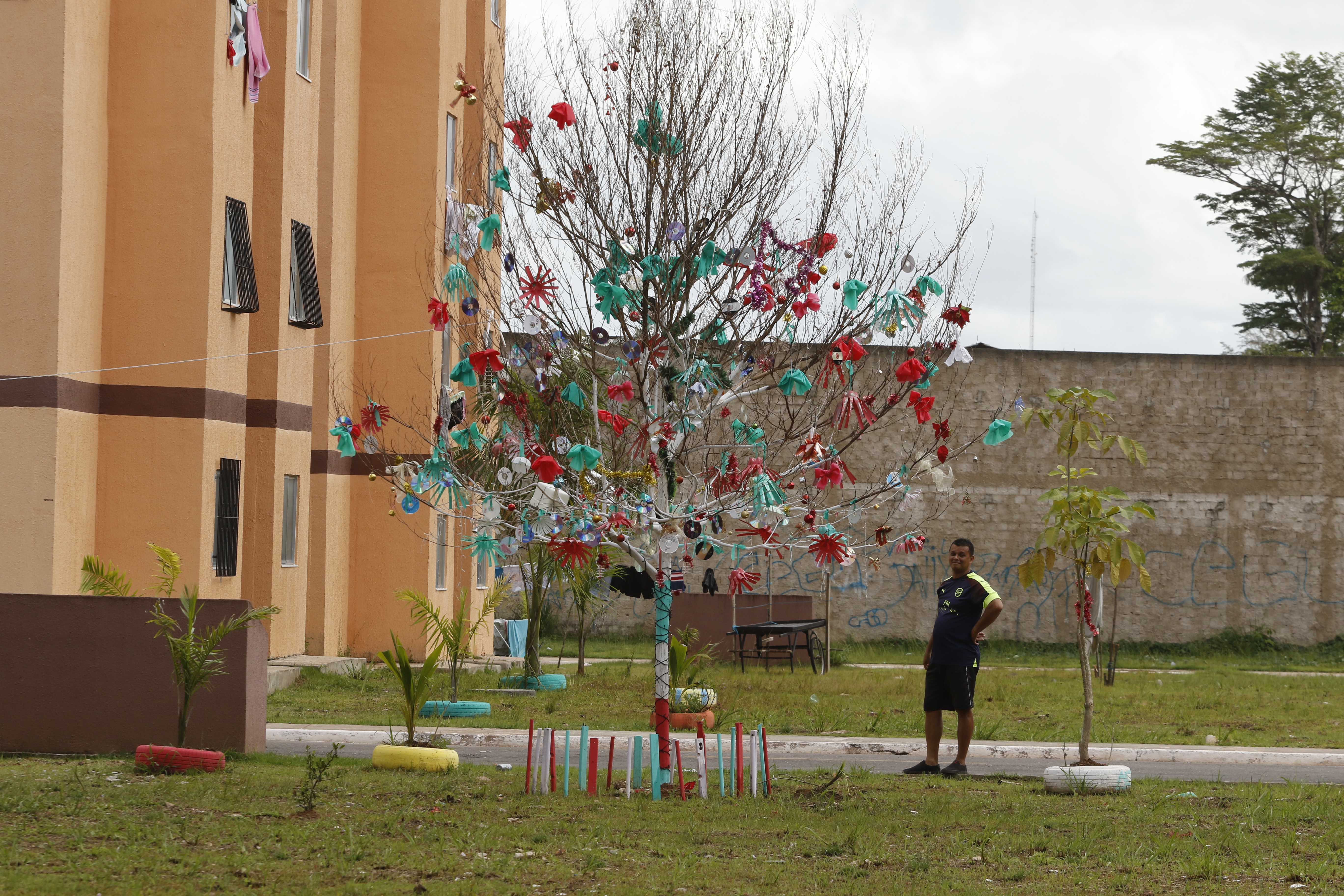 Moradores do 'Quinta dos Paricás' decoram ruas com material sustentável