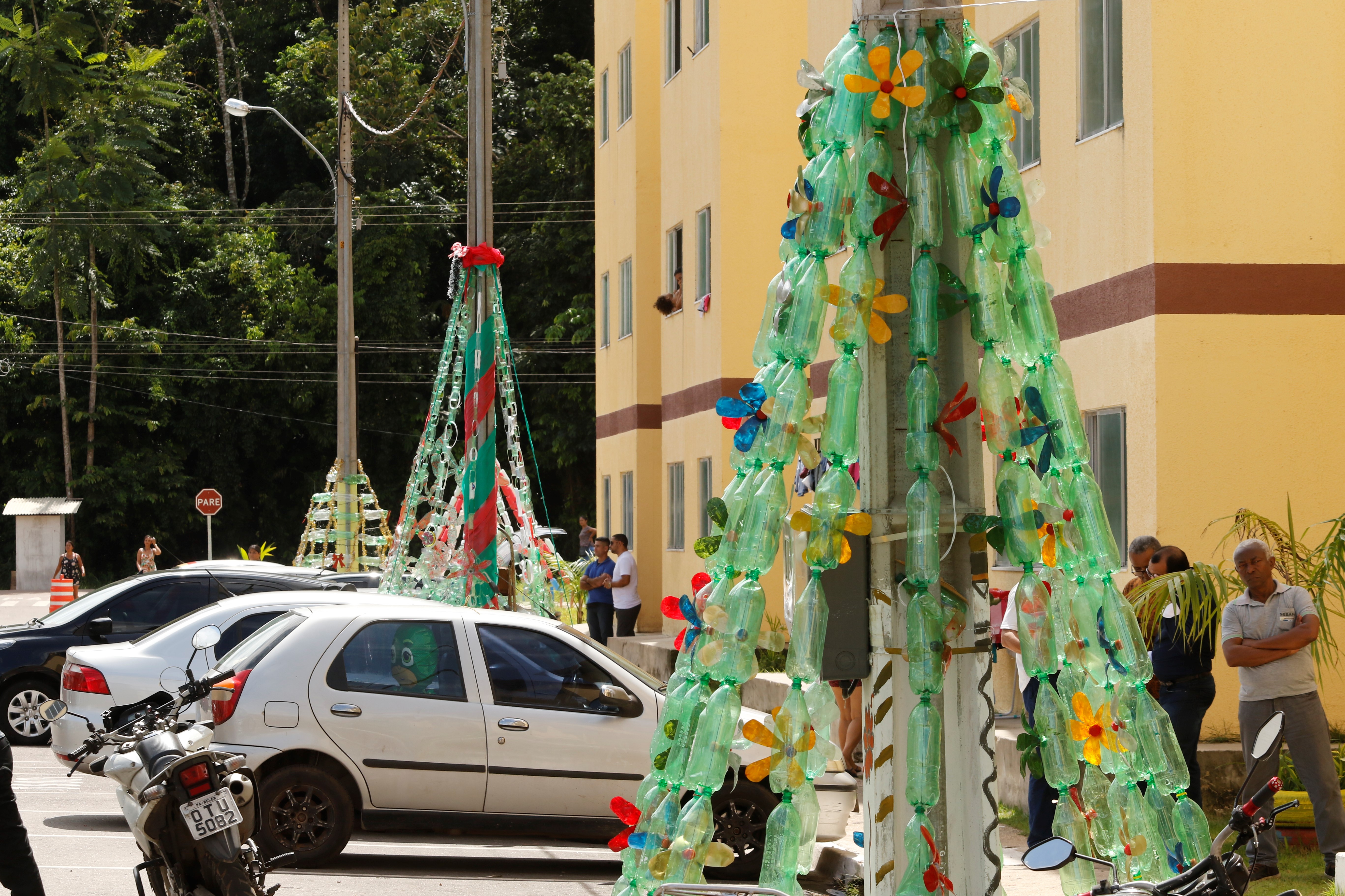 Moradores do 'Quinta dos Paricás' decoram ruas com material sustentável