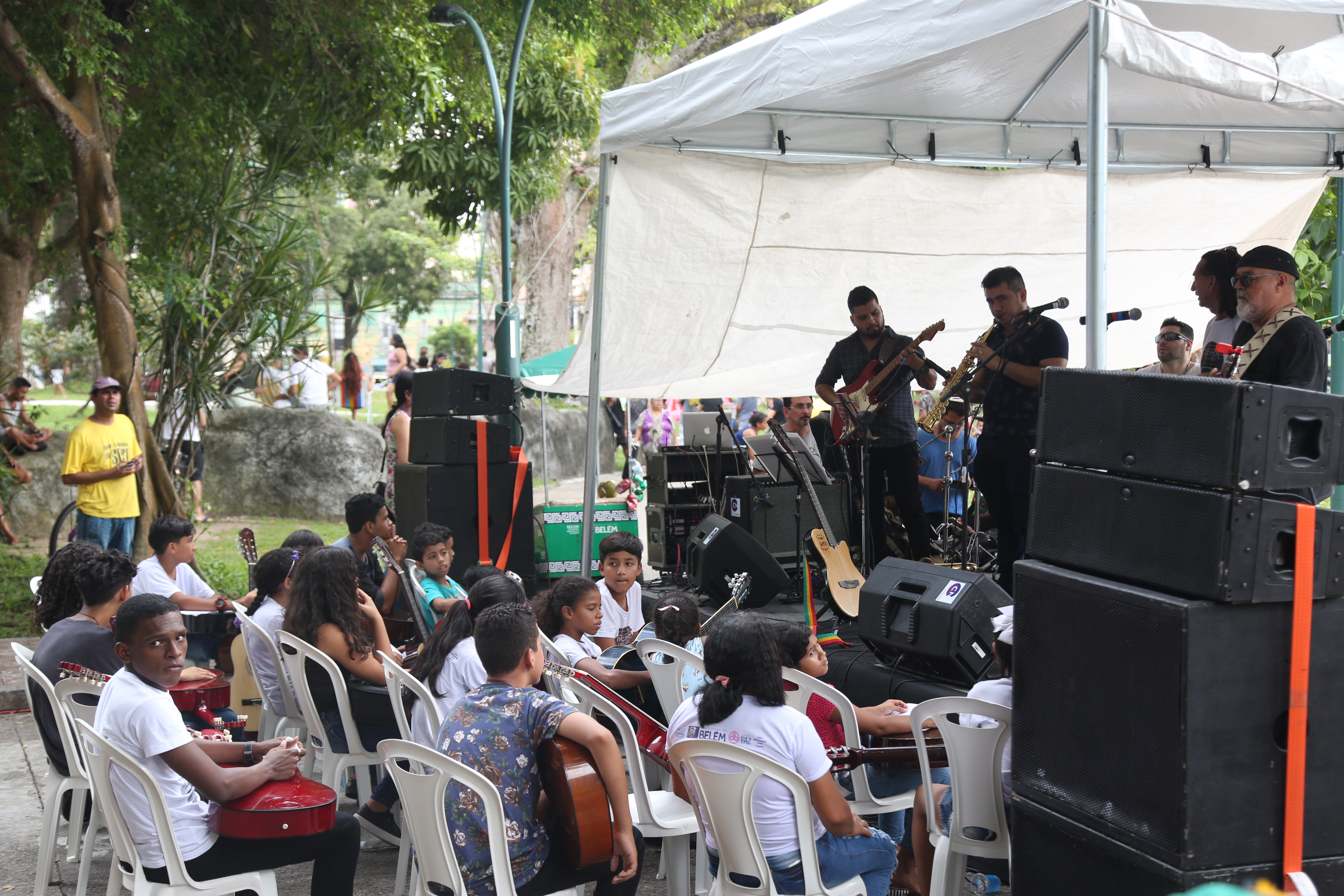 Anfiteatro da Praça da República recebeu show do projeto "Violão Cidadão"