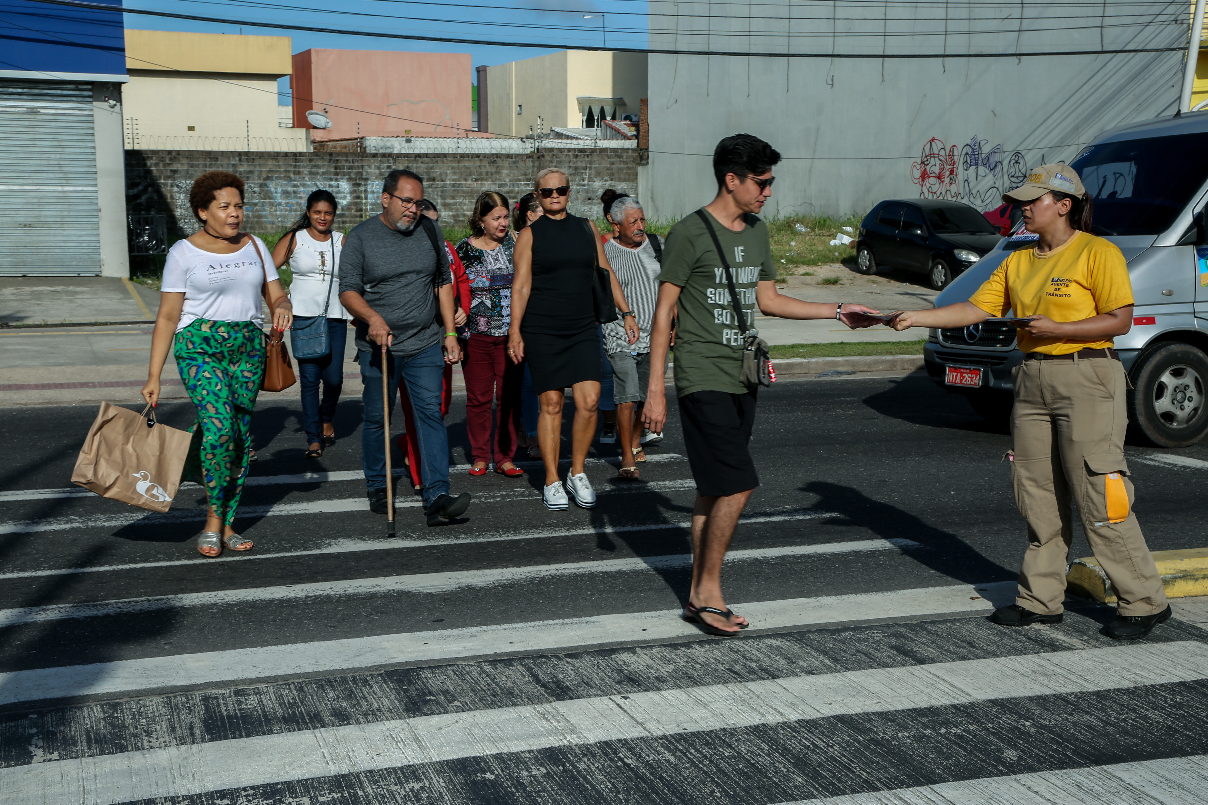 Ação educativa alerta ciclistas e pedestres sobre riscos de acidentes na pista do BRT