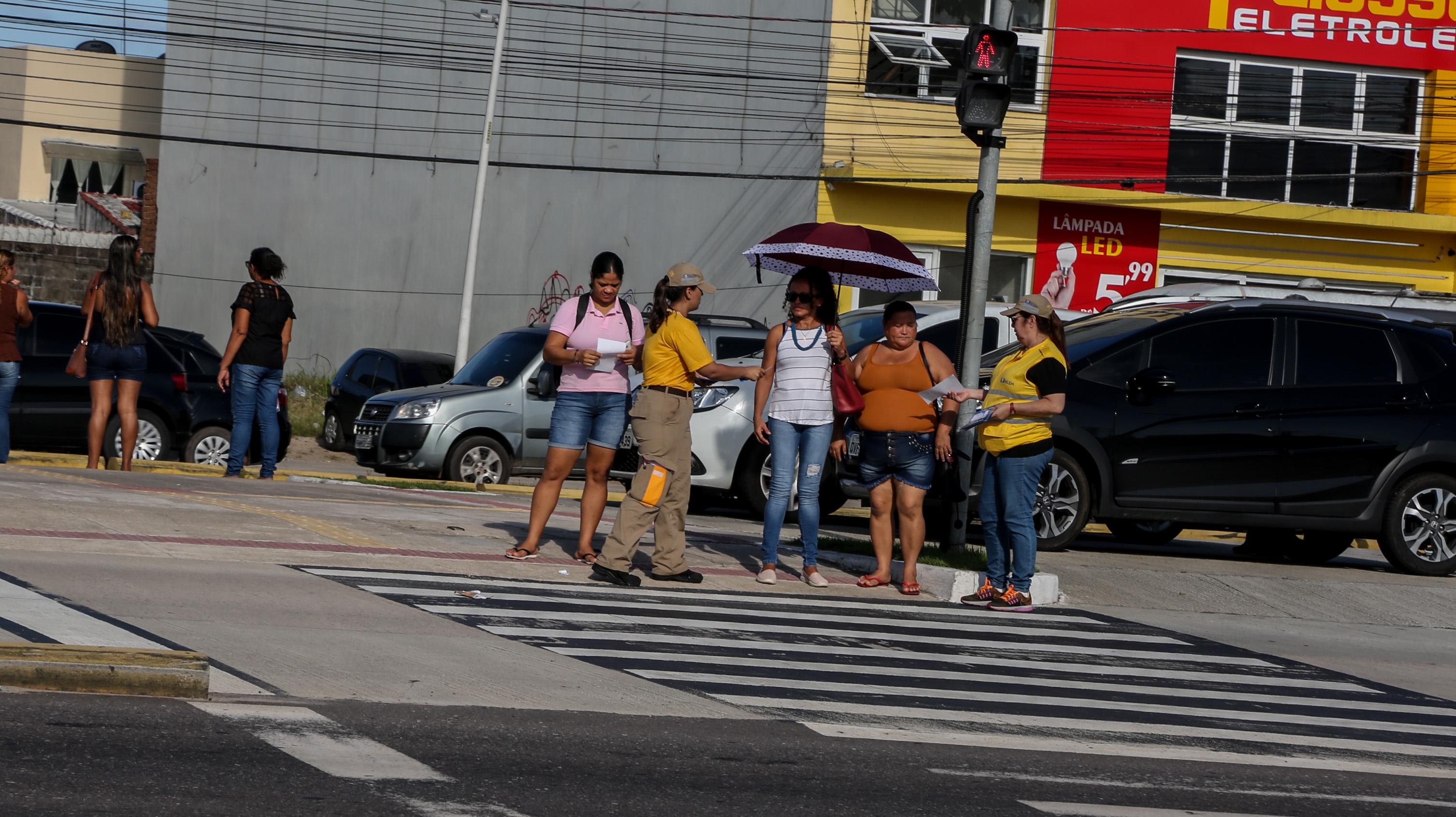 Ação educativa alerta ciclistas e pedestres sobre riscos de acidentes na pista do BRT