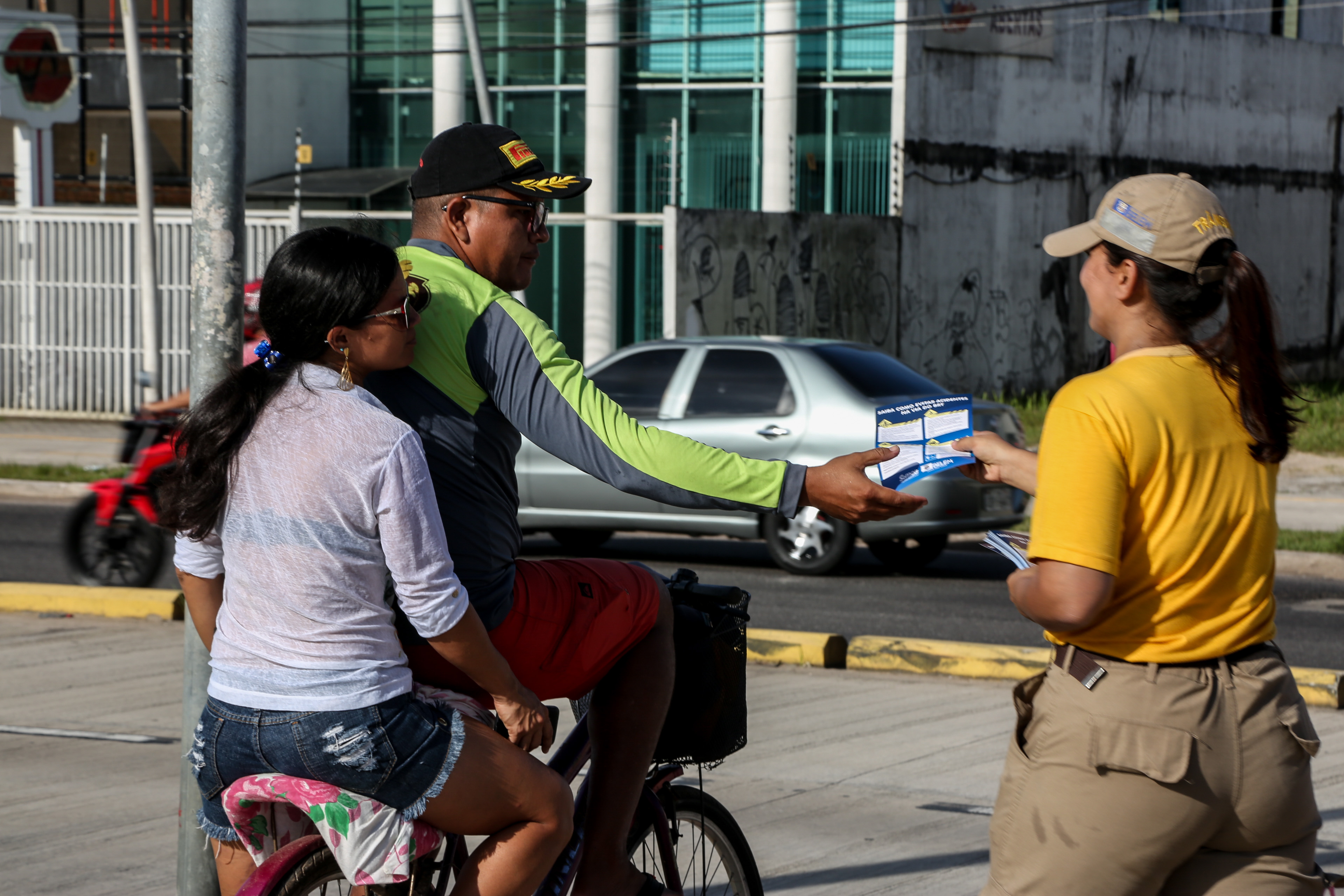 Ação educativa alerta ciclistas e pedestres sobre riscos de acidentes na pista do BRT