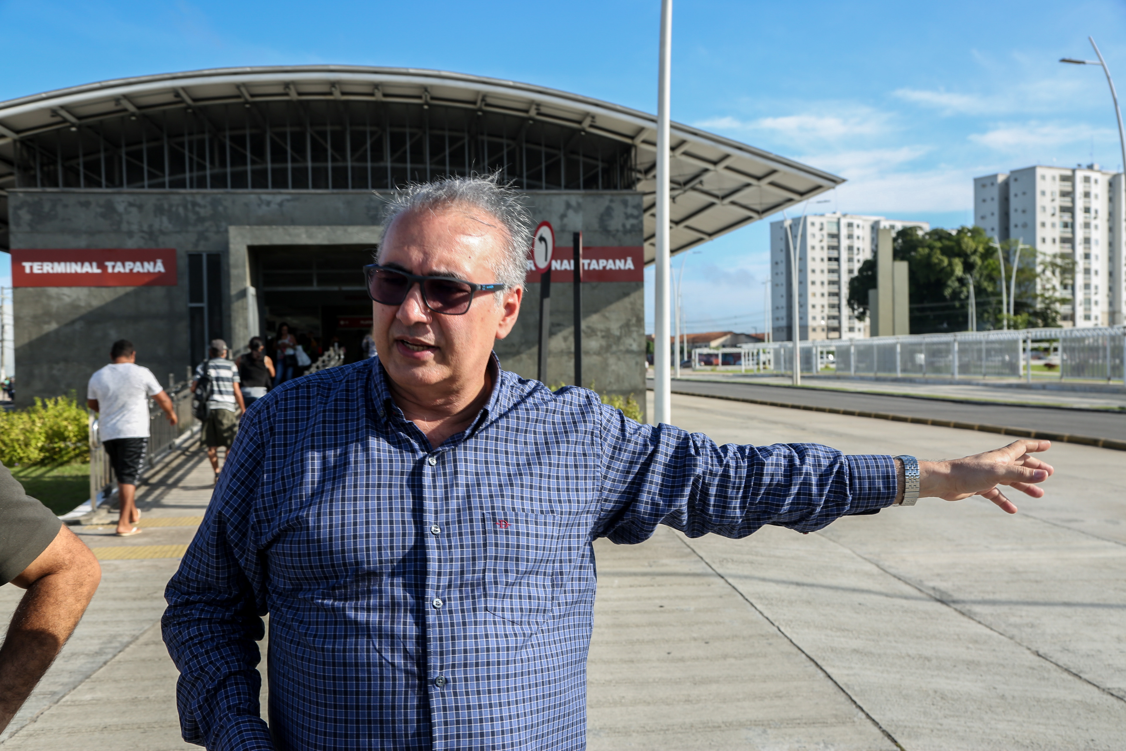 Ação educativa alerta ciclistas e pedestres sobre riscos de acidentes na pista do BRT