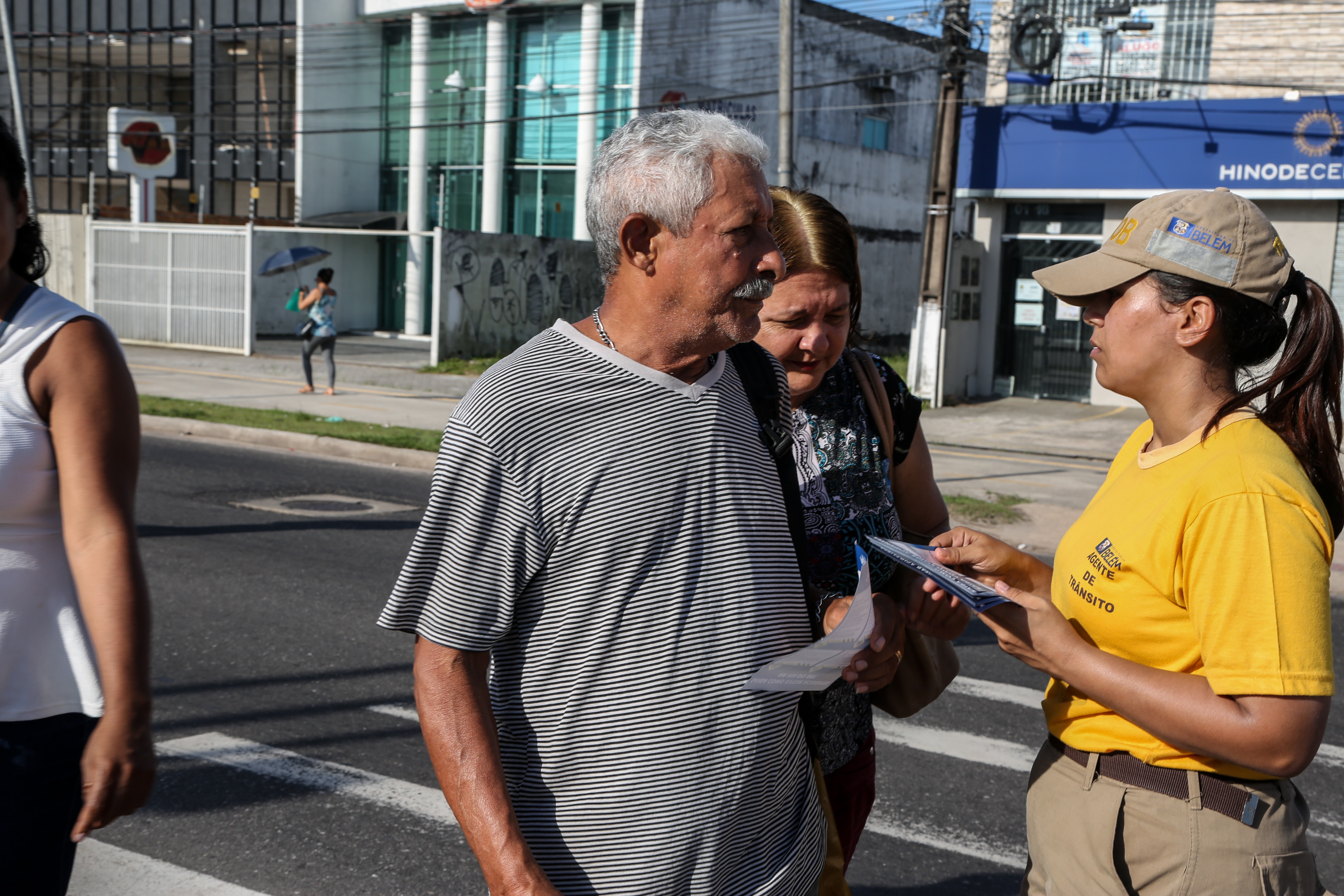 Ação educativa alerta ciclistas e pedestres sobre riscos de acidentes na pista do BRT