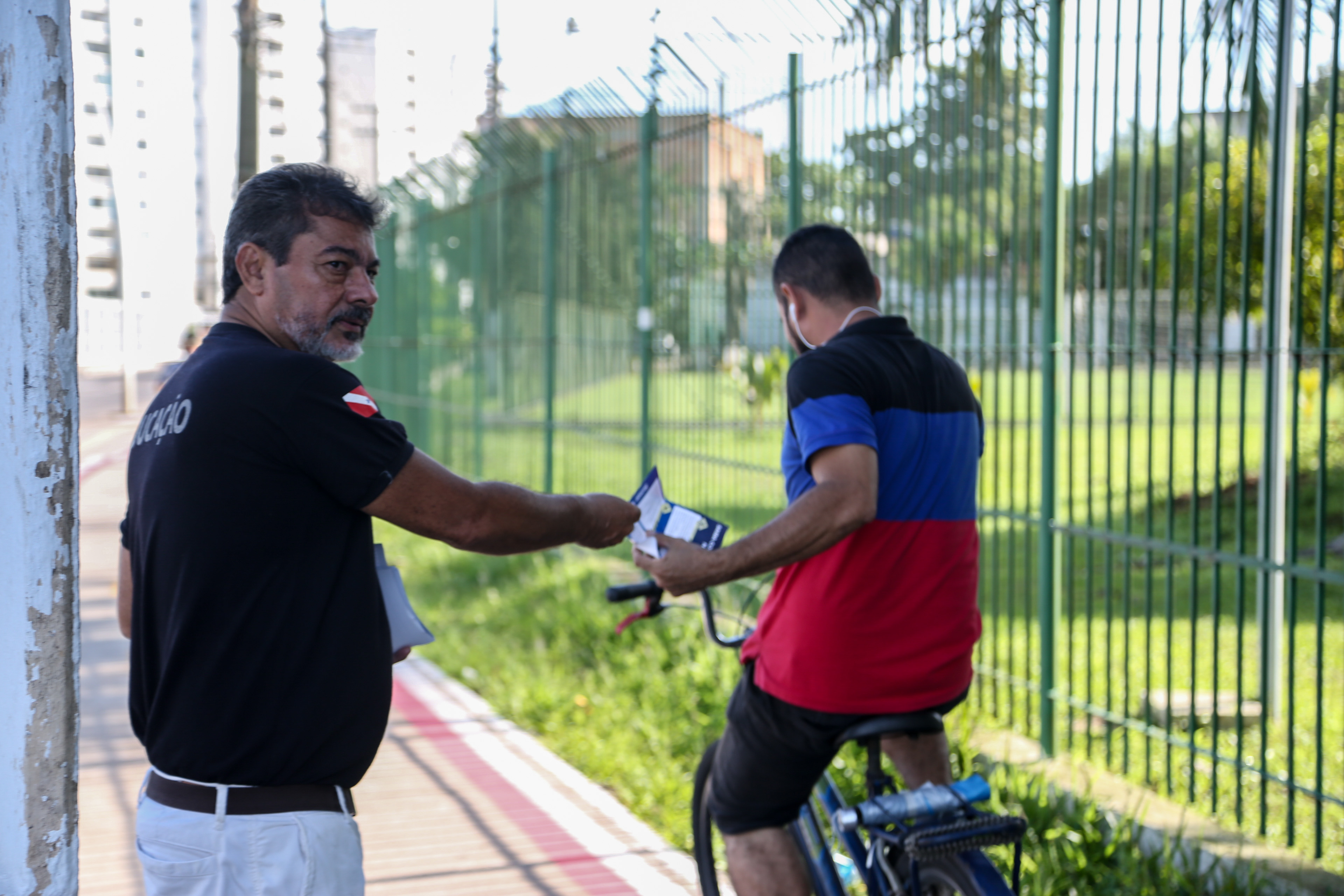 Ação educativa alerta ciclistas e pedestres sobre riscos de acidentes na pista do BRT