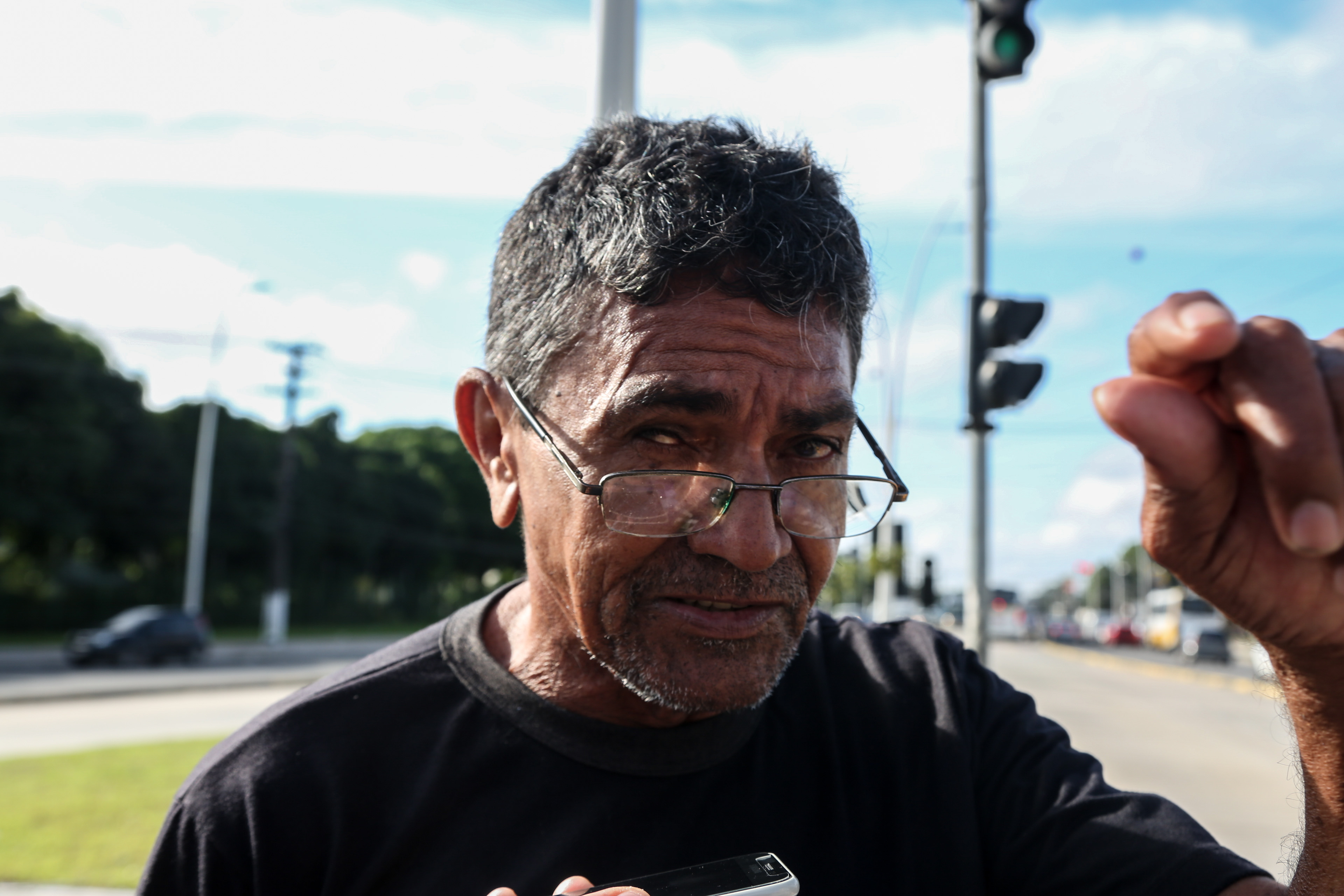 Ação educativa alerta ciclistas e pedestres sobre riscos de acidentes na pista do BRT