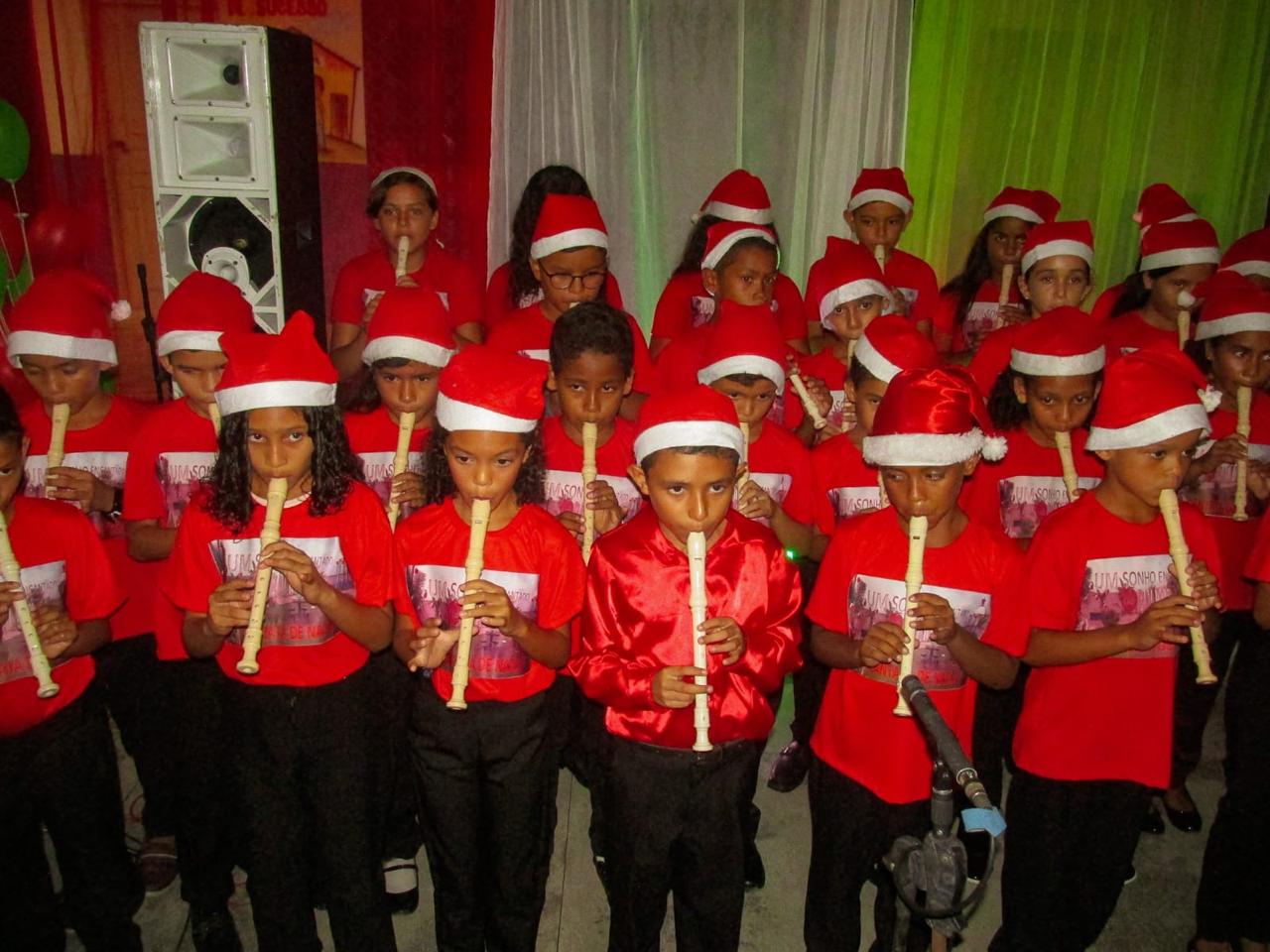 Estudante da rede municipal de ensino revela seu talento no Projeto Cantar-o-Lar
