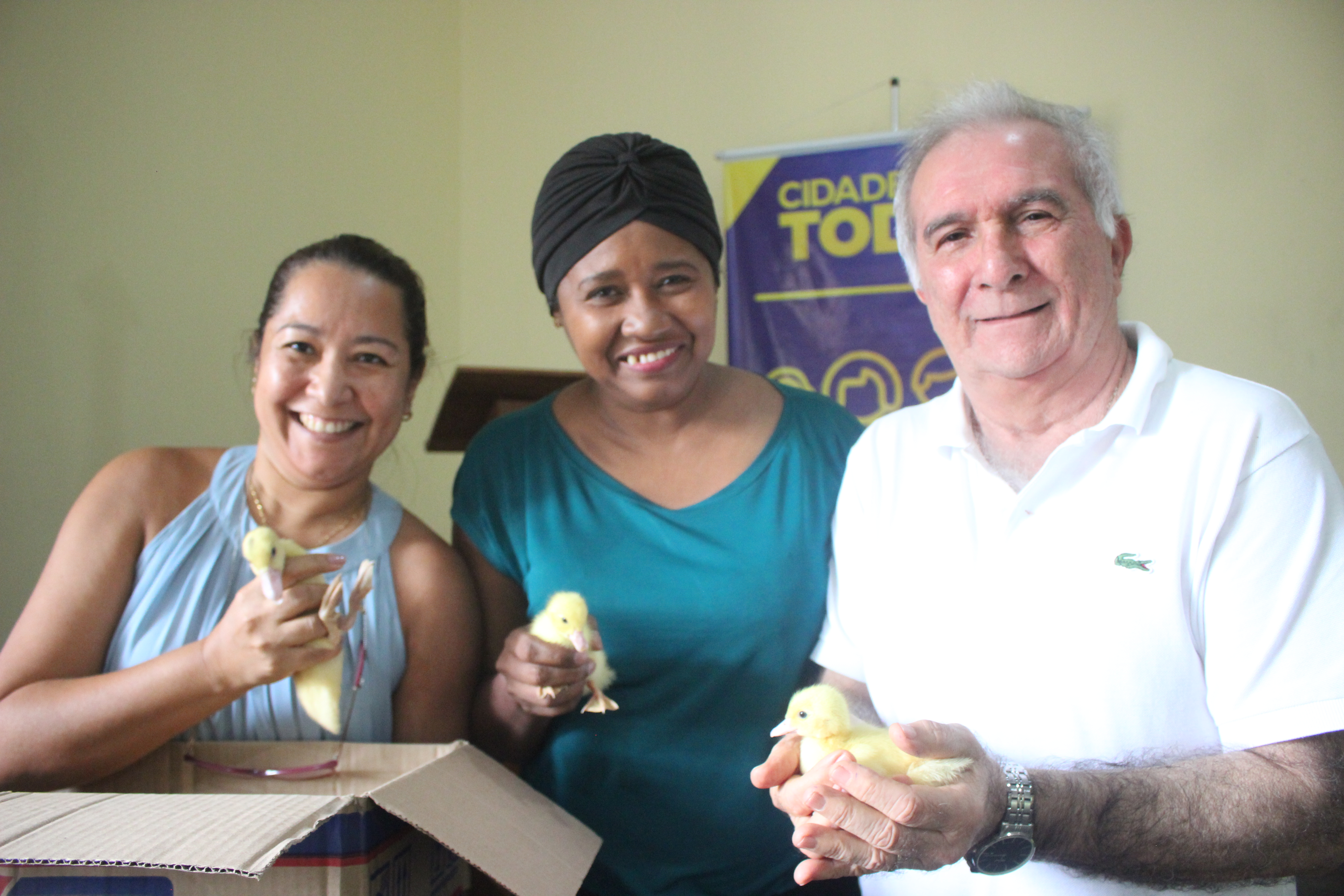 Prefeitura faz doação de patos e peixes e movimenta a economia nas ilhas de Belém