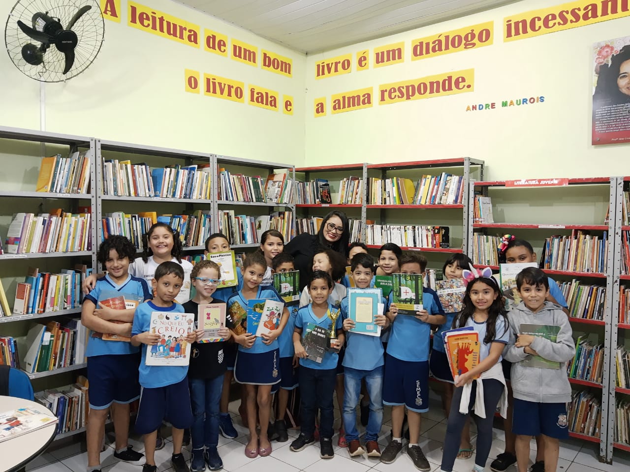 O amor à profissão que incentiva o hábito da leitura em alunos da rede municipal
