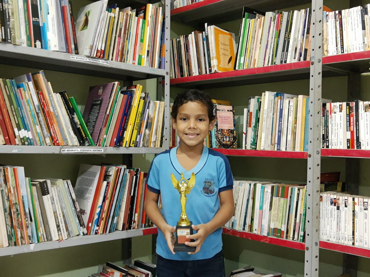 O amor à profissão que incentiva o hábito da leitura em alunos da rede municipal