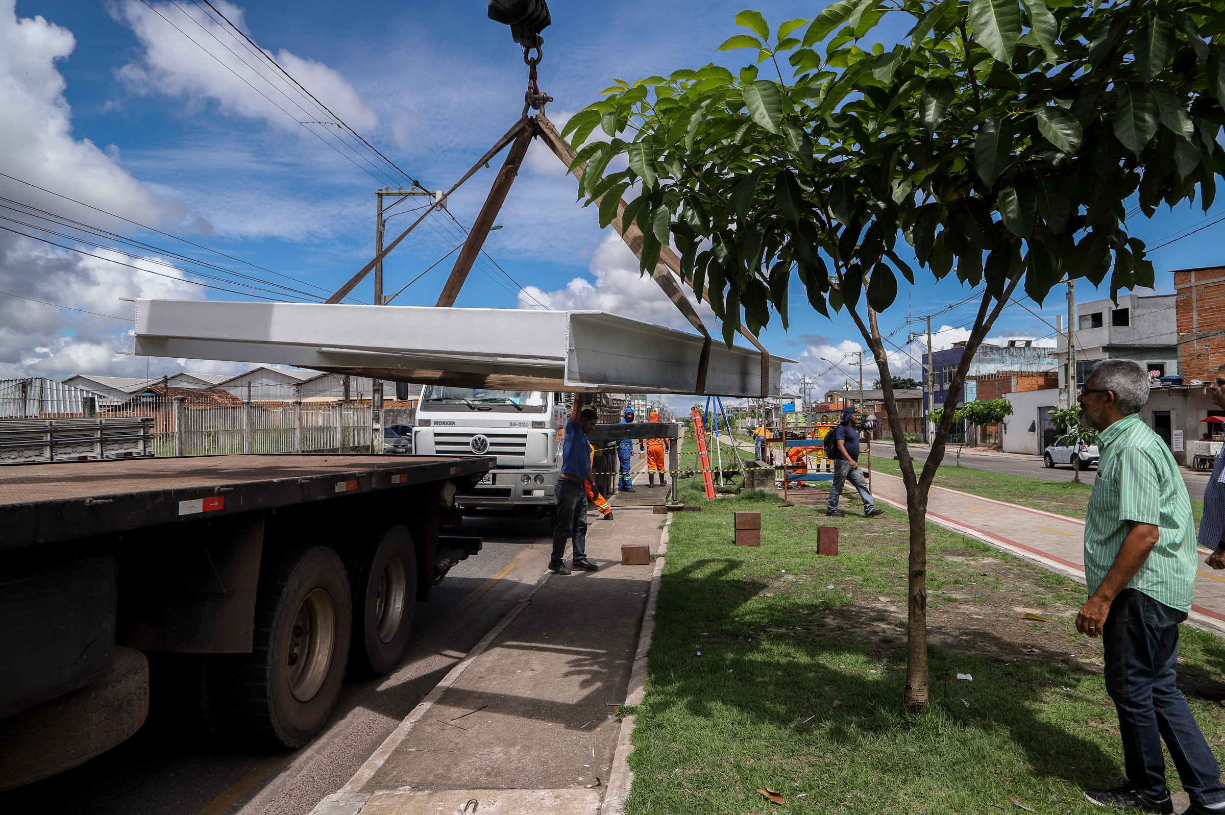 Sistema de comportas é instalado na Bernardo Sayão para prevenção de alagamentos