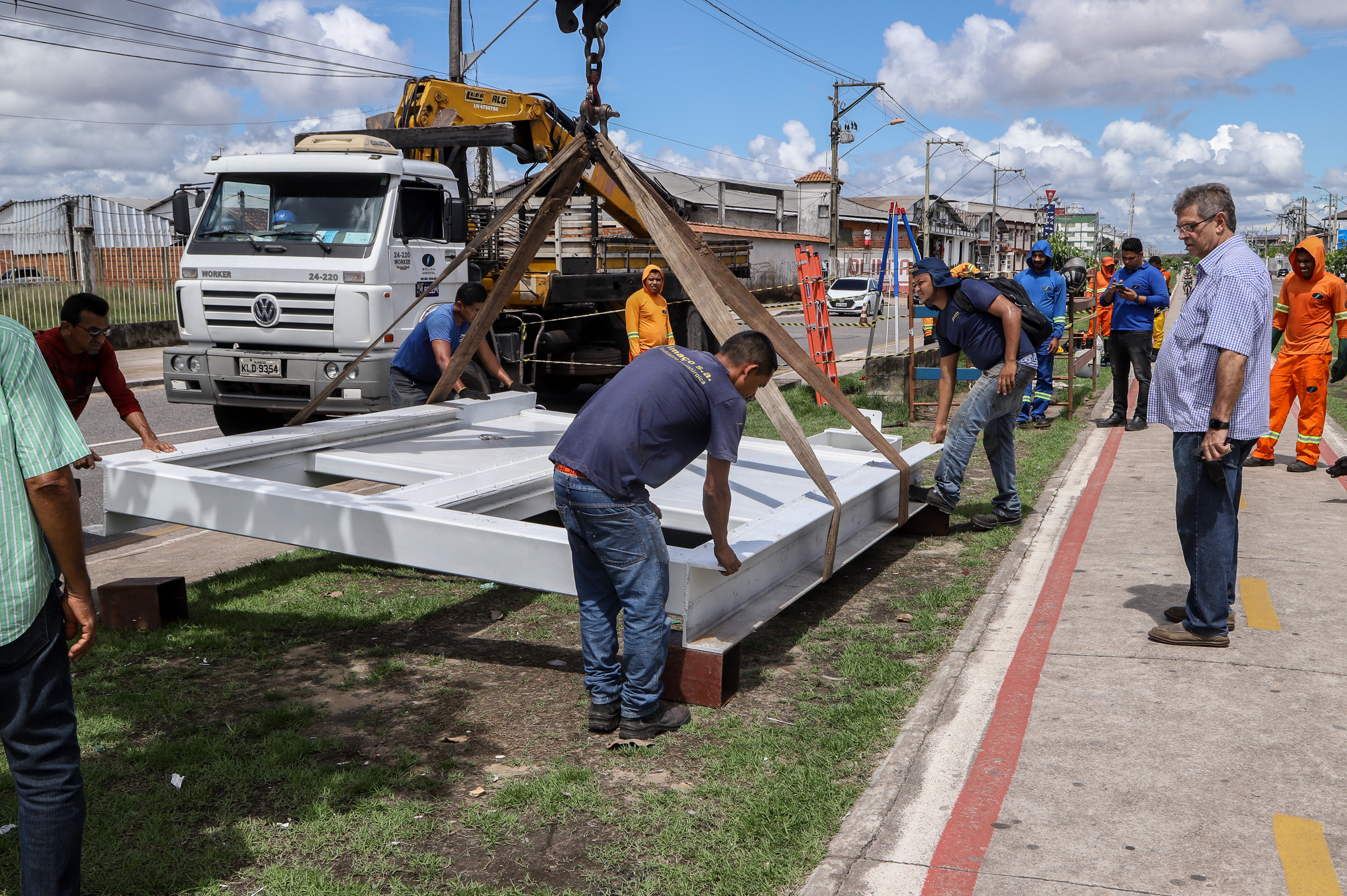 Sistema de comportas é instalado na Bernardo Sayão para prevenção de alagamentos