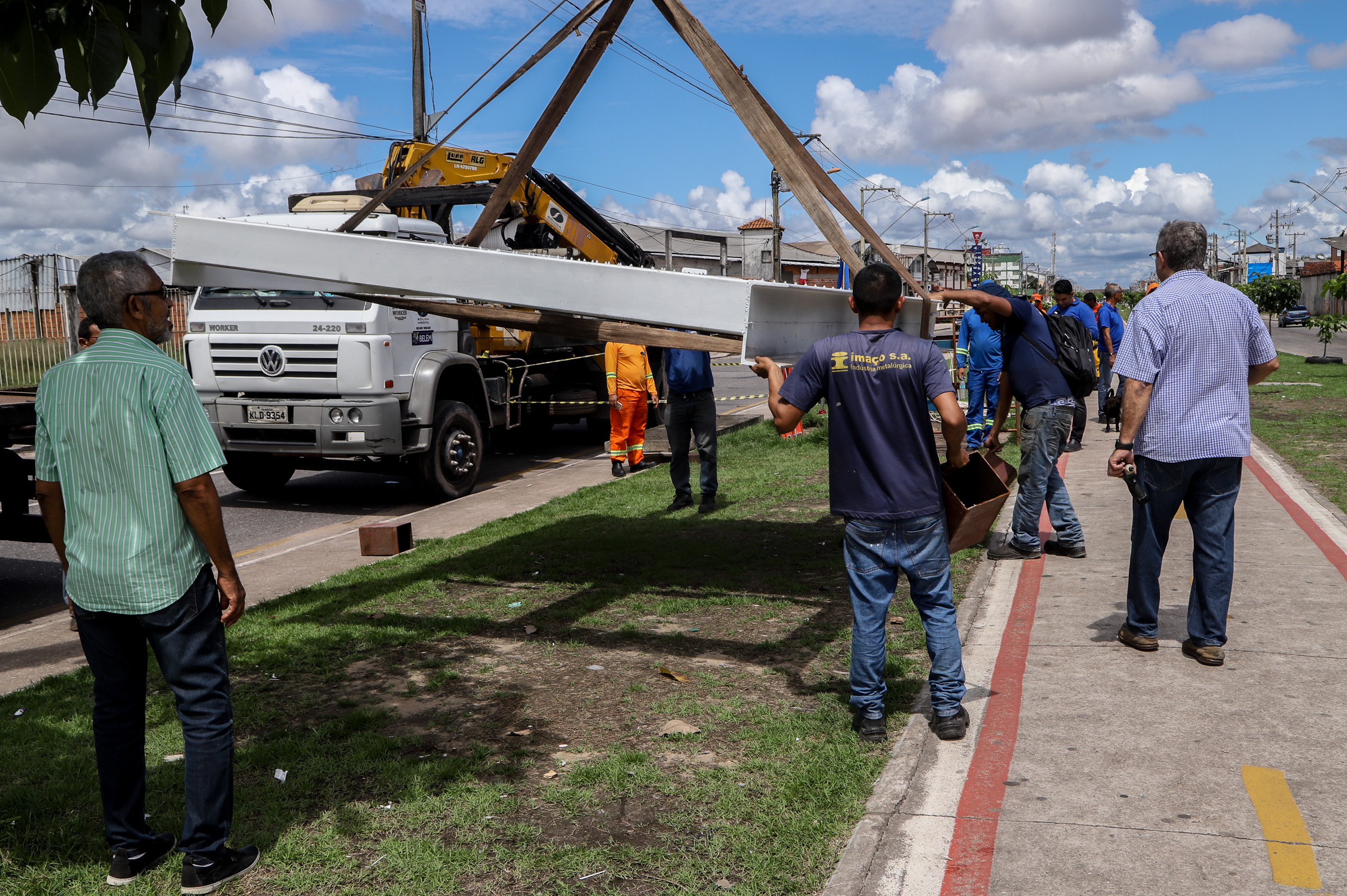 Sistema de comportas é instalado na Bernardo Sayão para prevenção de alagamentos