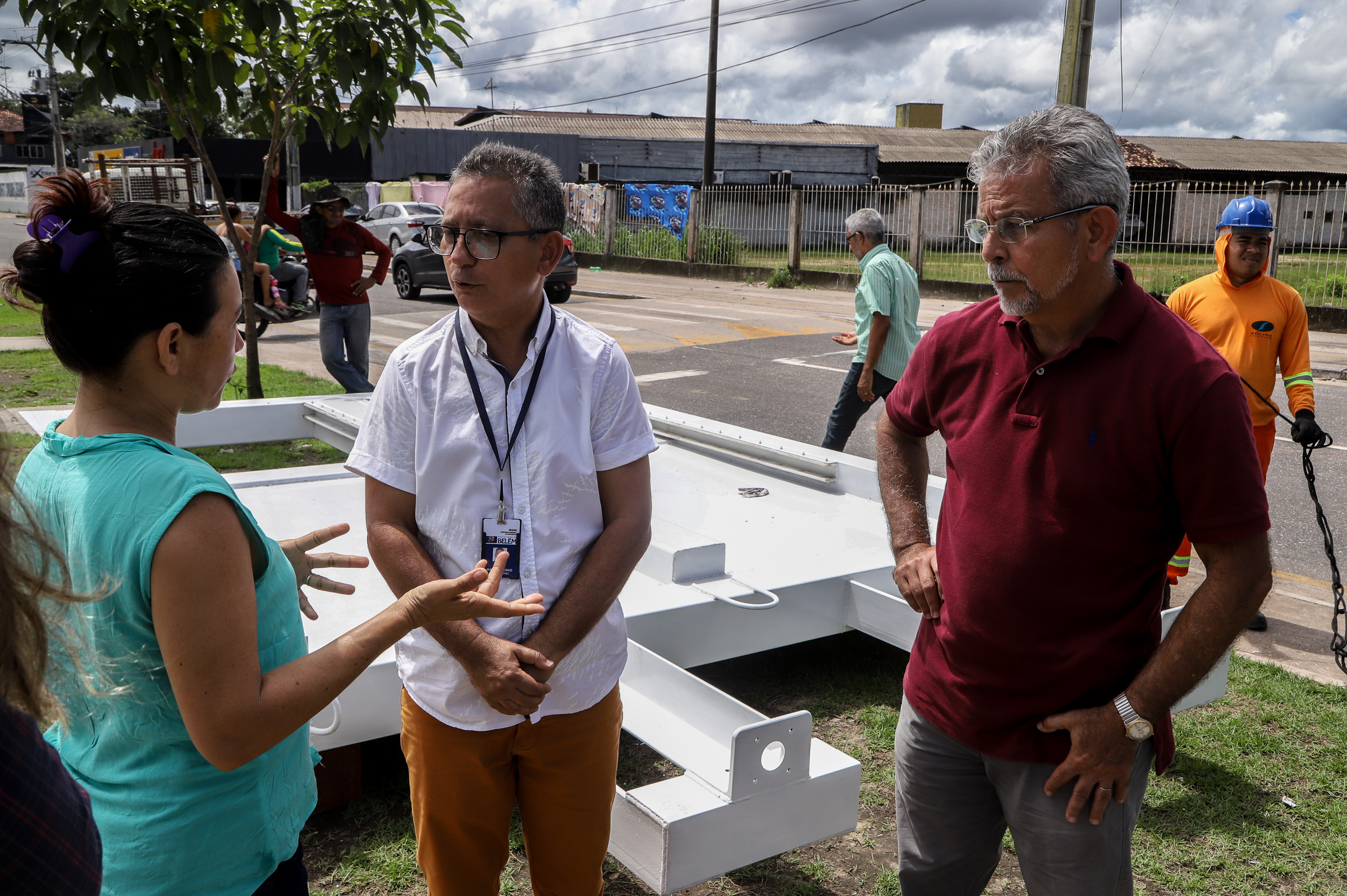 Sistema de comportas é instalado na Bernardo Sayão para prevenção de alagamentos