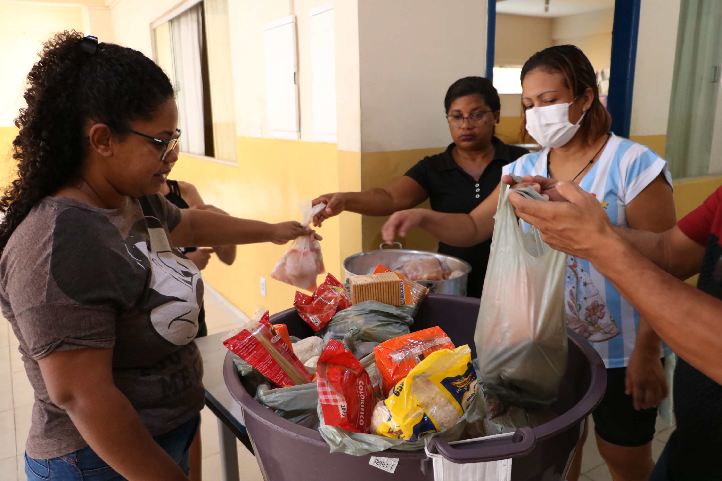 Semec entrega cerca de 80% dos kits de merenda escolar