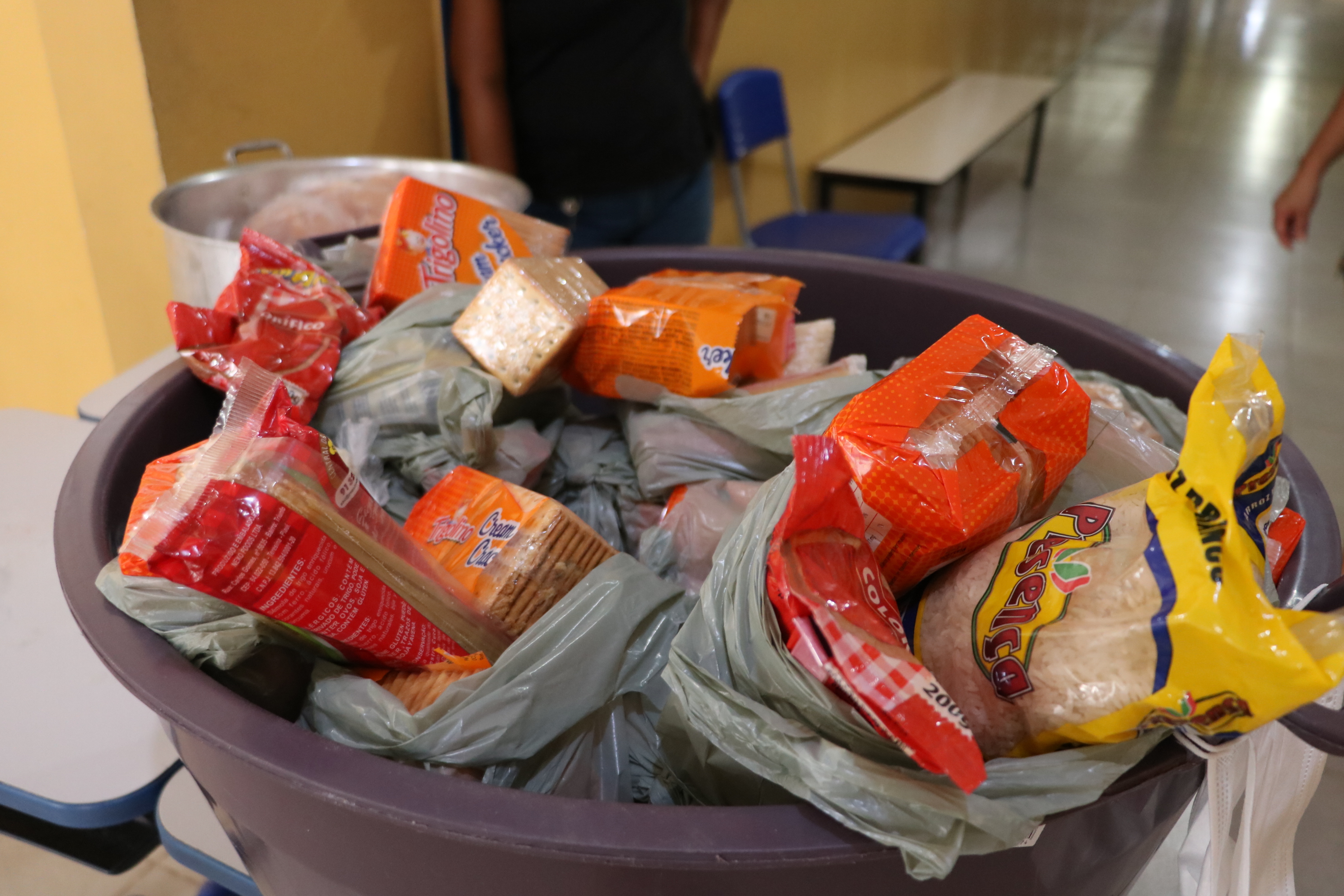 Semec entrega cerca de 80% dos kits de merenda escolar