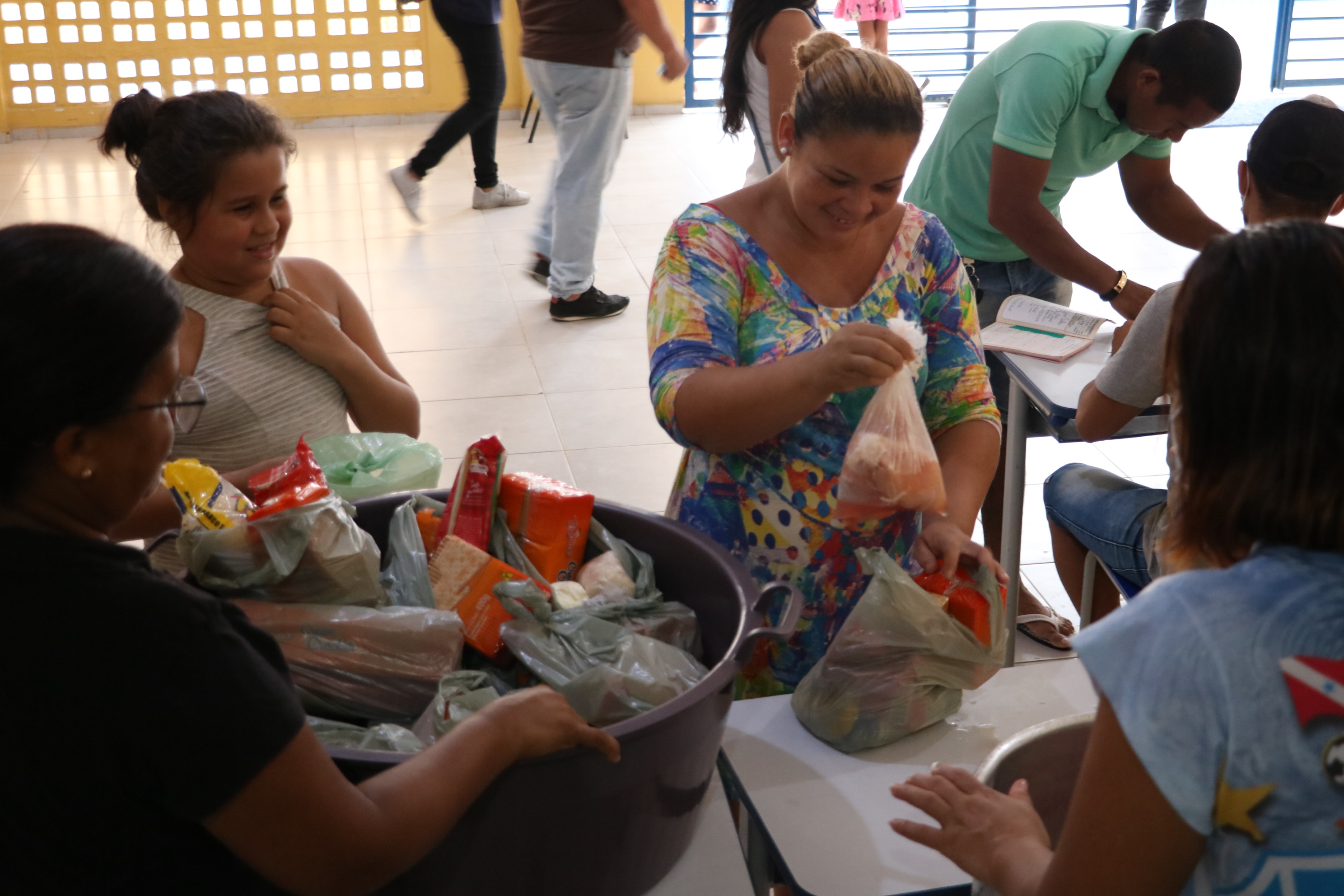 Semec entrega cerca de 80% dos kits de merenda escolar