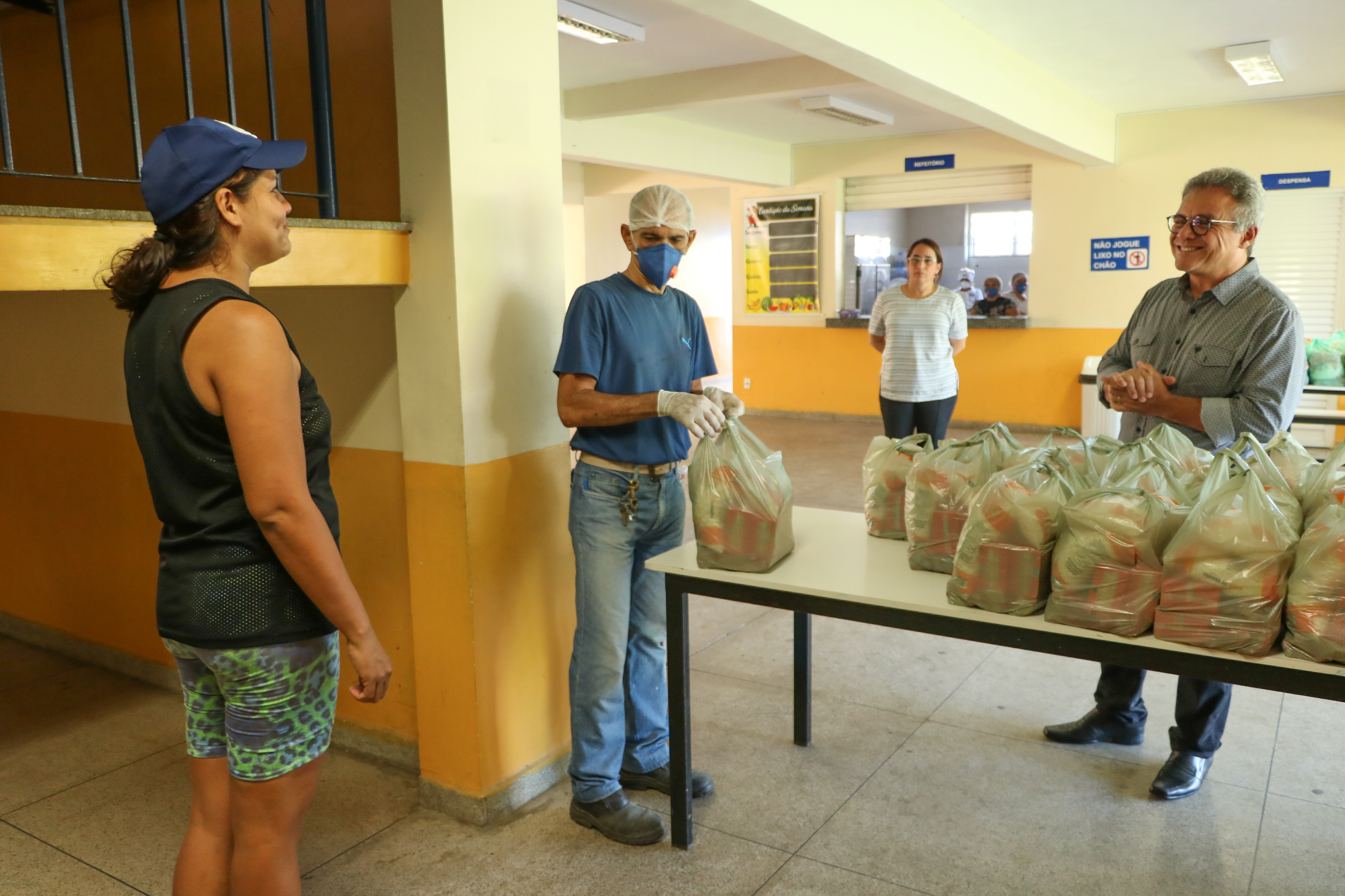 Cerca de 90% dos kits de merenda escolar já foram entregues aos alunos da rede municipal