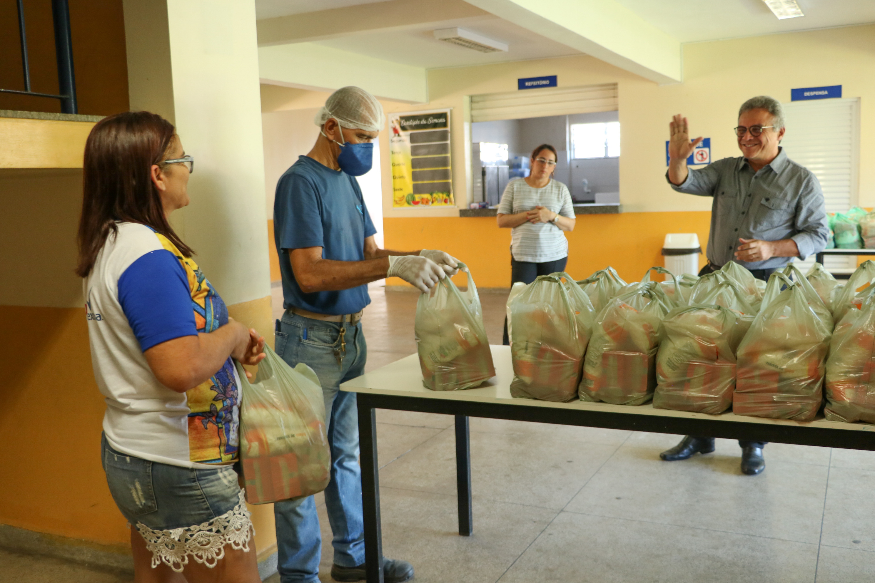 Cerca de 90% dos kits de merenda escolar já foram entregues aos alunos da rede municipal