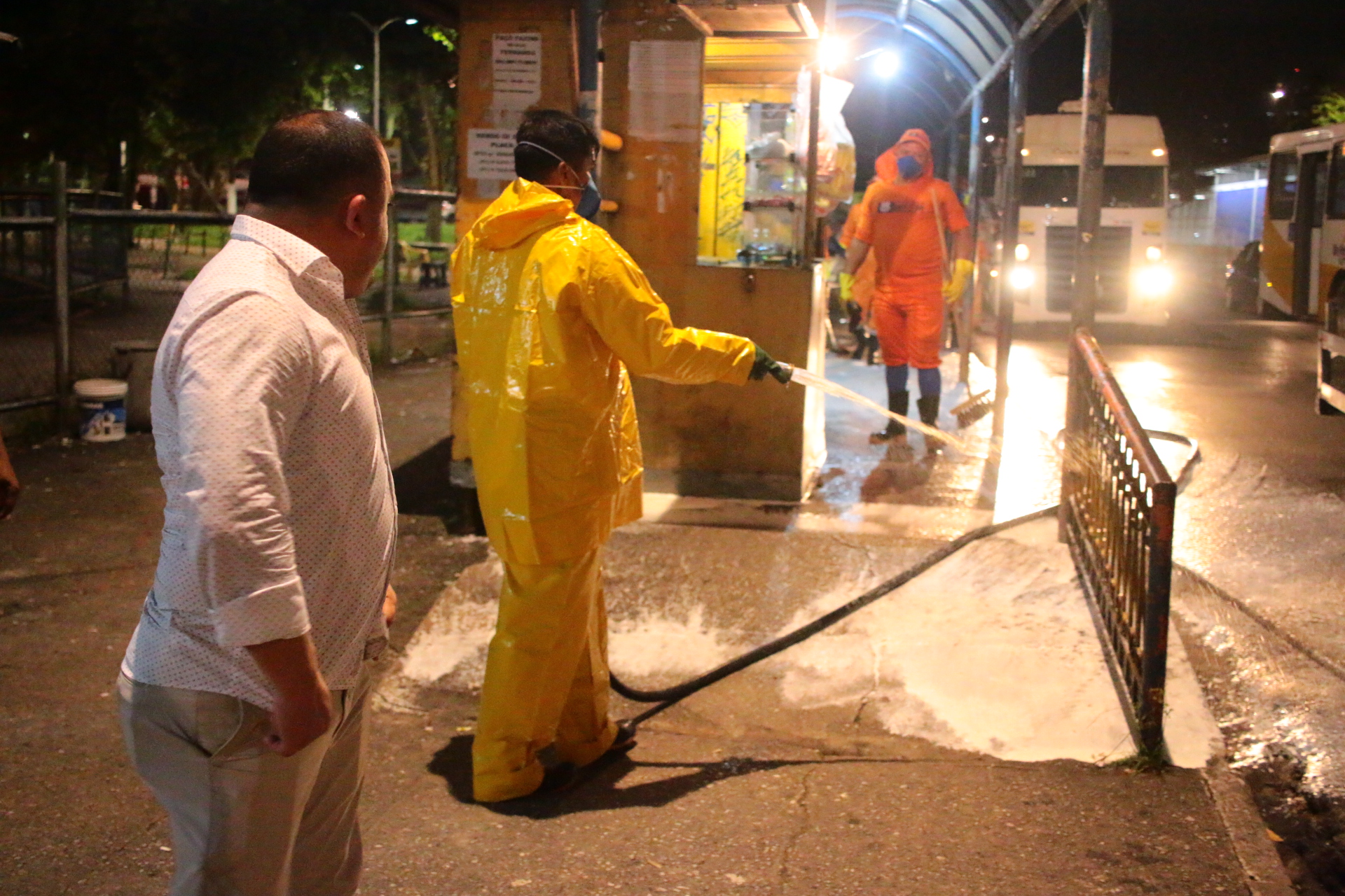 Prefeitura realiza ação de limpeza nos abrigos das paradas de ônibus 