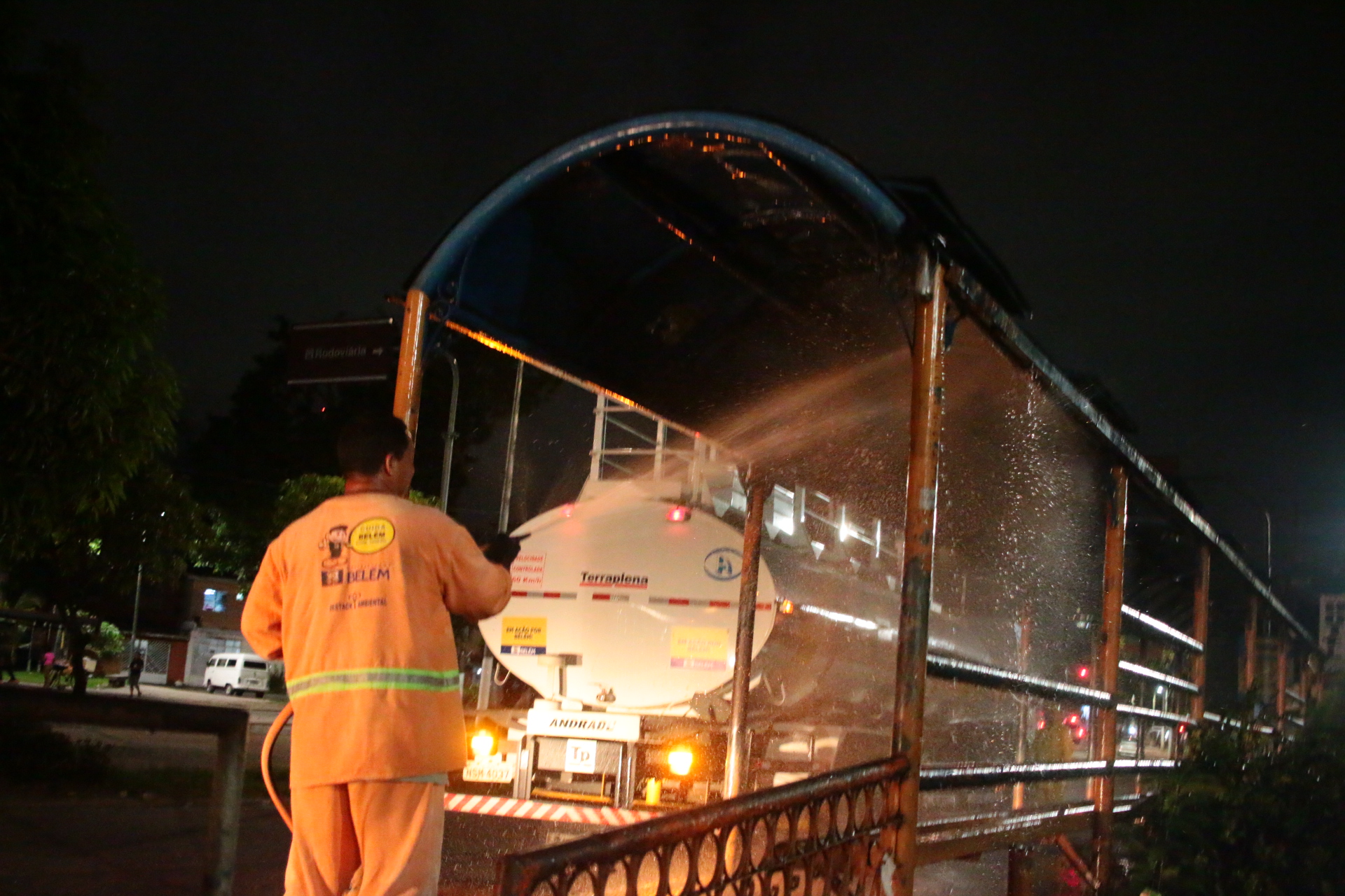 Prefeitura realiza ação de limpeza nos abrigos das paradas de ônibus 