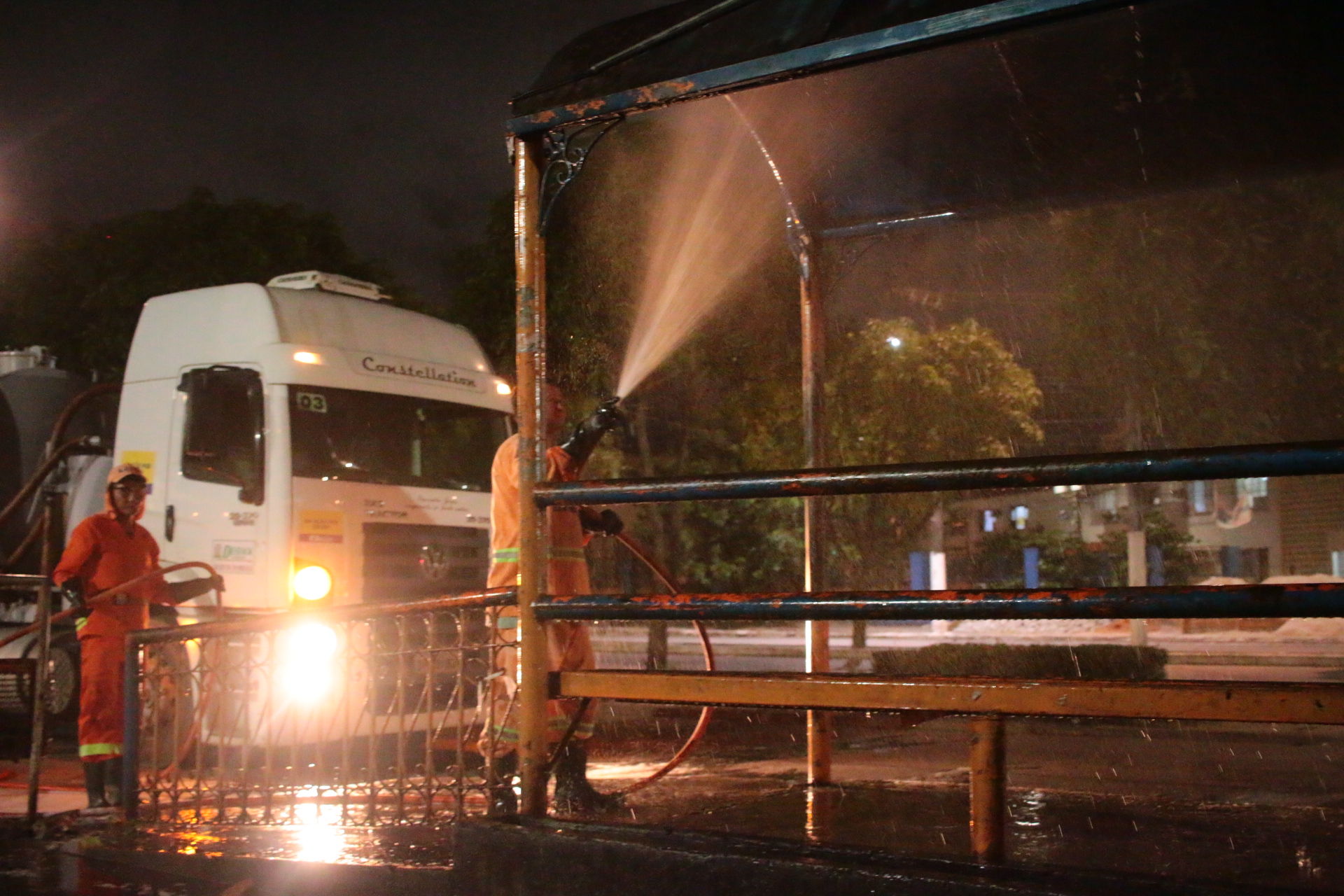 Prefeitura realiza ação de limpeza nos abrigos das paradas de ônibus 