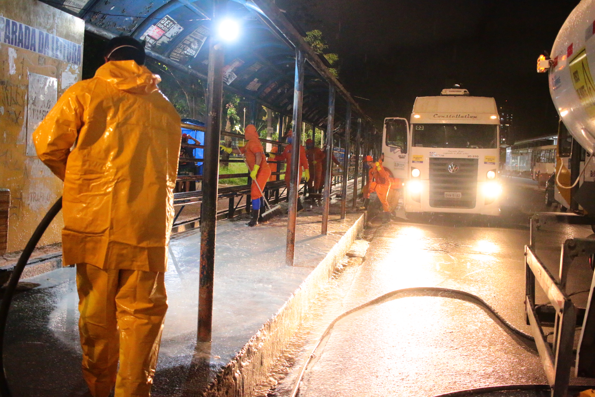 Prefeitura realiza ação de limpeza nos abrigos das paradas de ônibus 