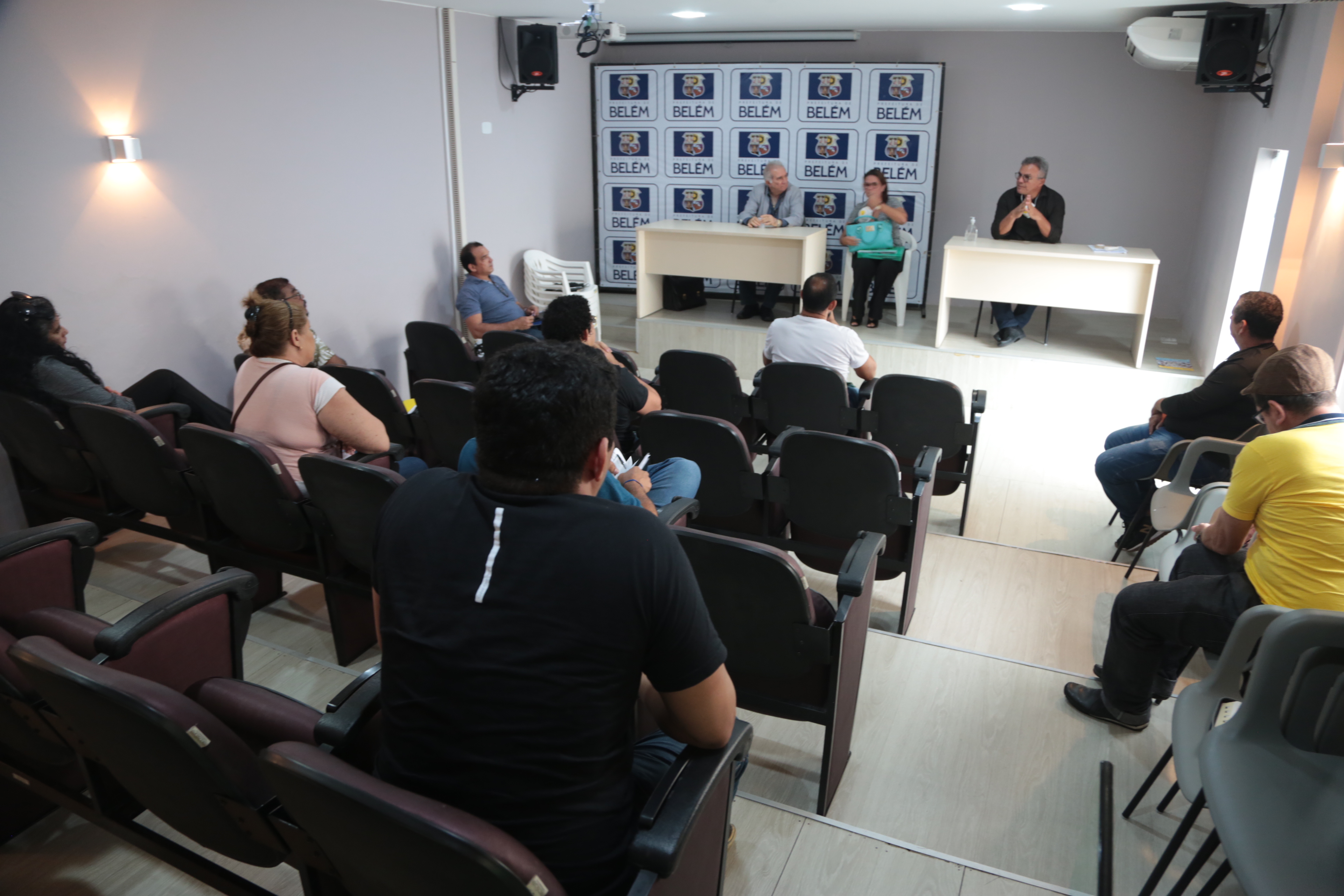 Representantes do mercado informal são recebidos pelo prefeito de Belém