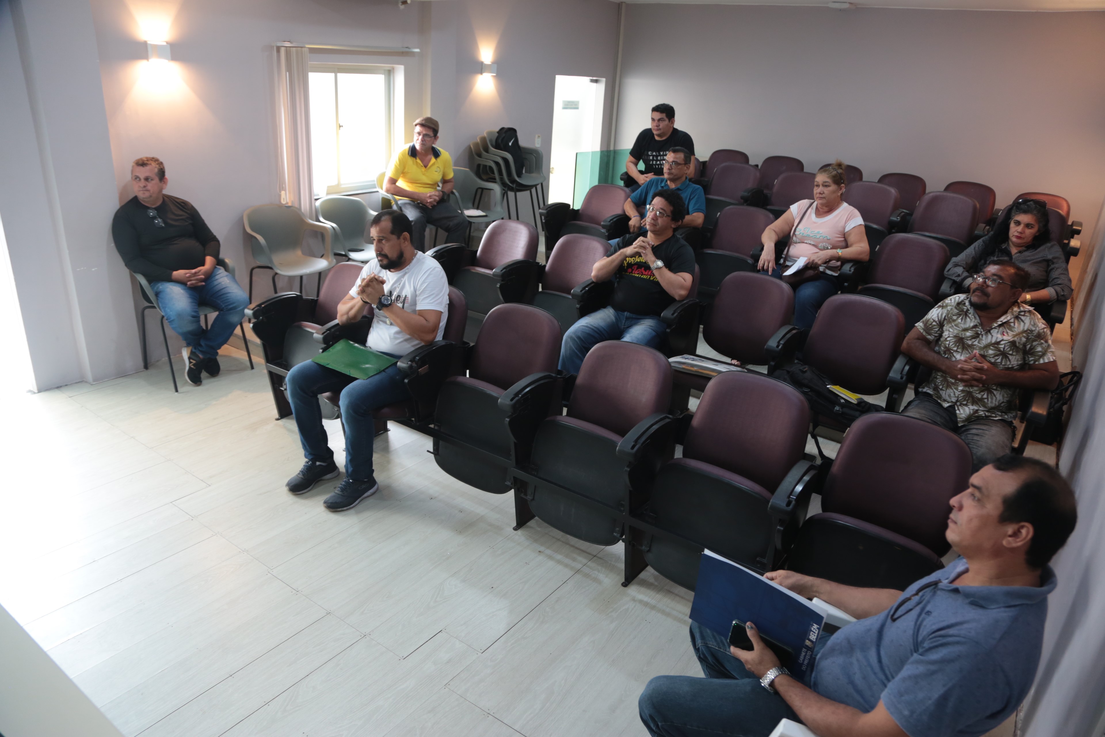 Representantes do mercado informal são recebidos pelo prefeito de Belém