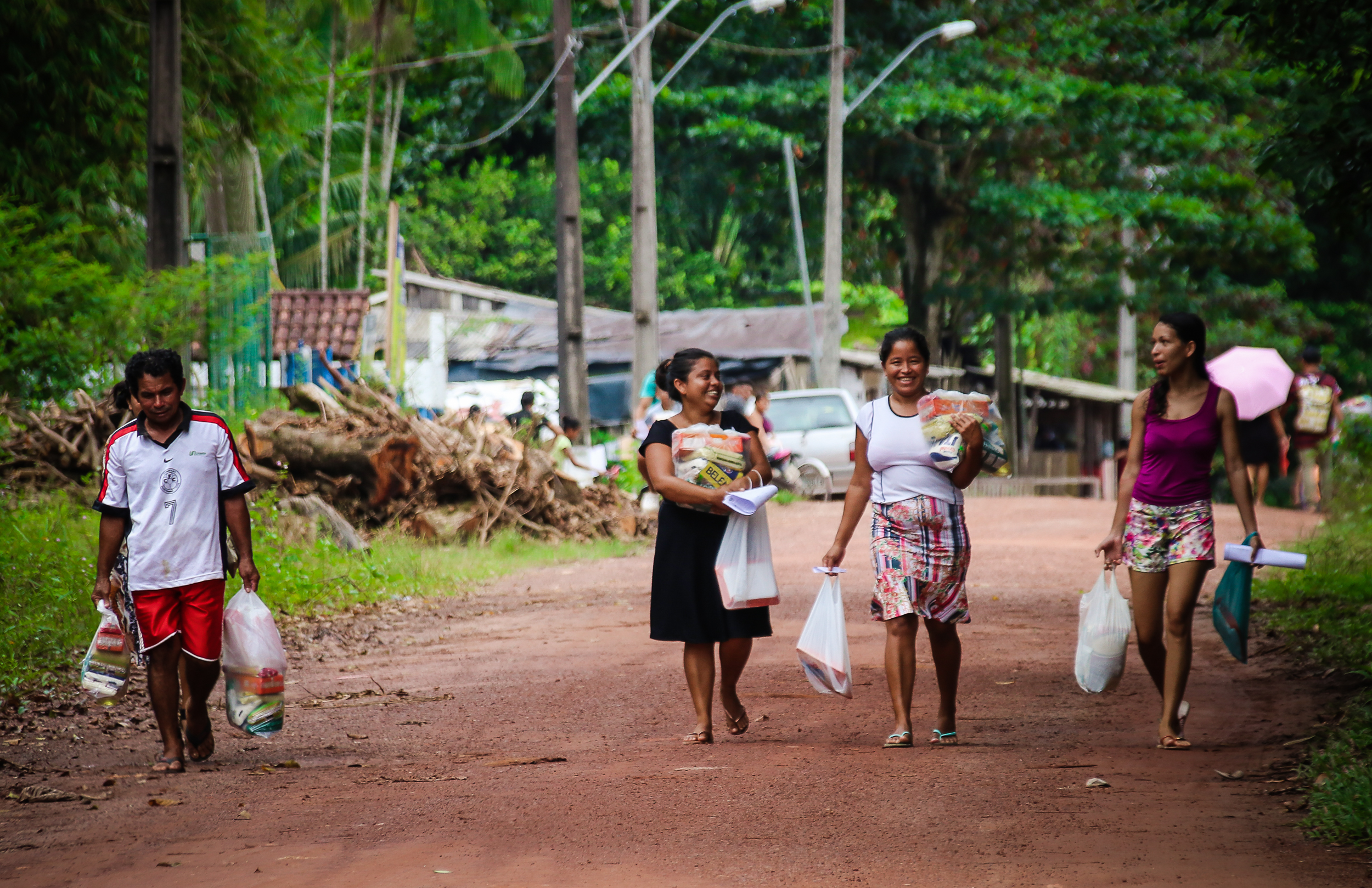 Prefeitura distribui kits de merenda escolar para alunos da rede municipal