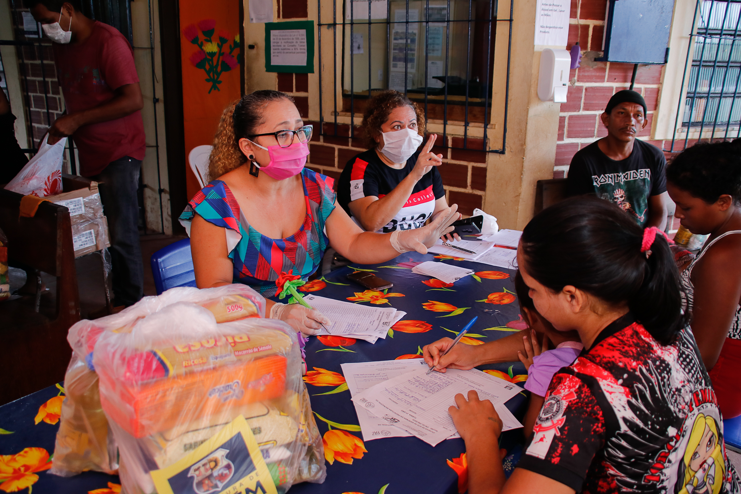 Prefeitura distribui kits de merenda escolar para alunos da rede municipal