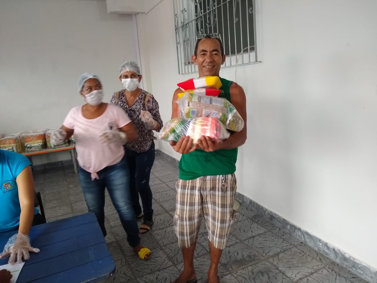 Prefeitura distribui kits de merenda escolar para alunos da rede municipal