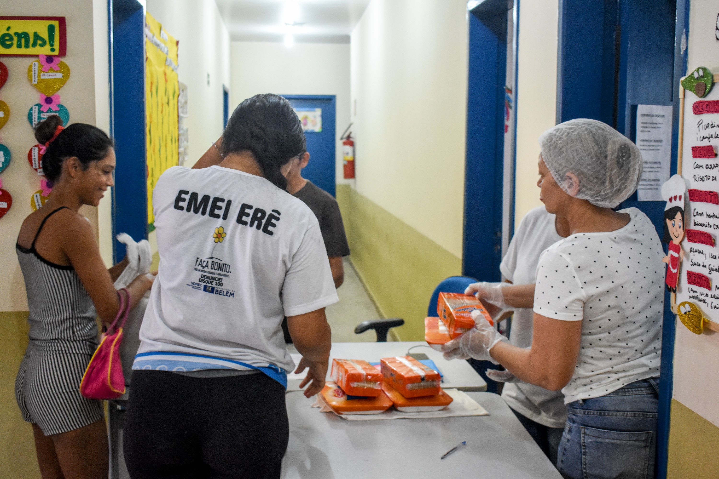 Prefeitura distribui kits de merenda escolar para alunos da rede municipal